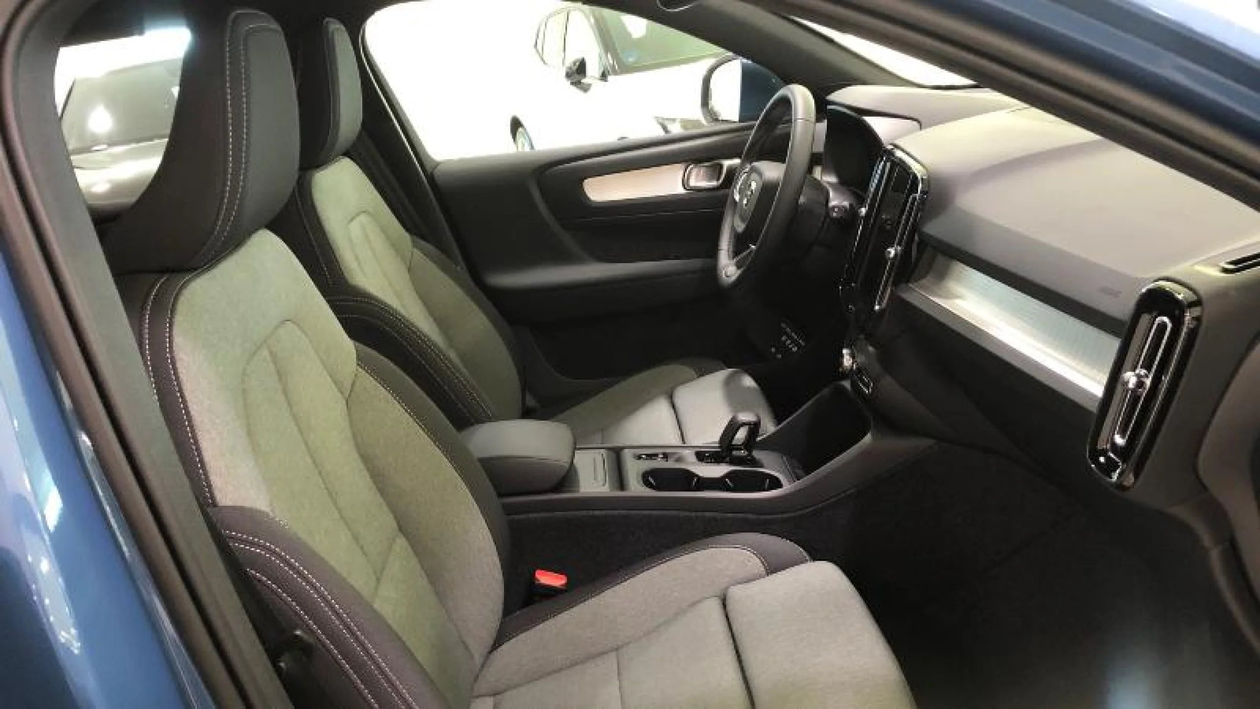 VOLVO XC40 2.0 B3 G CORE AUTO - Foto 9