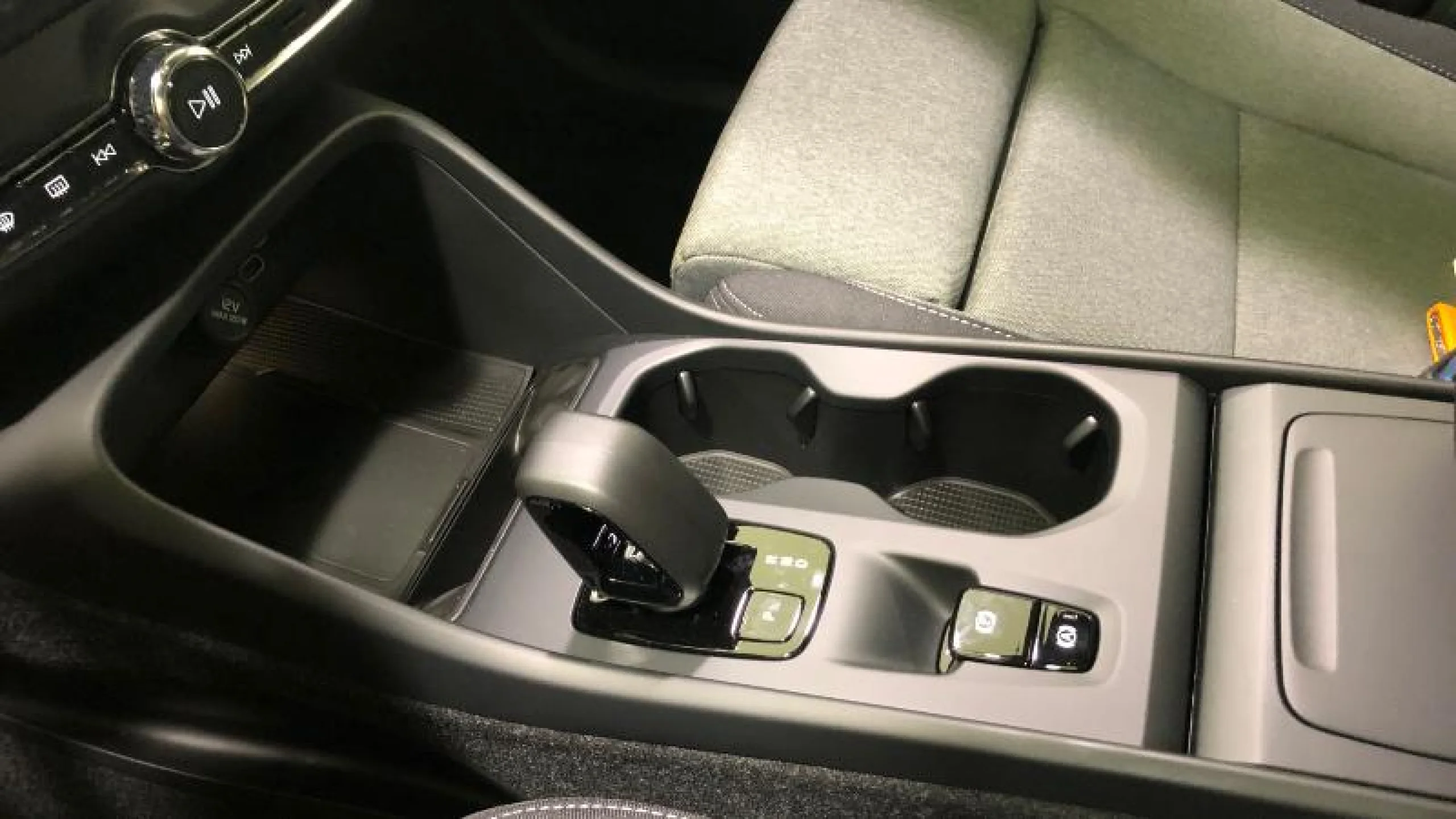 VOLVO XC40 2.0 B3 G CORE AUTO - Foto 17