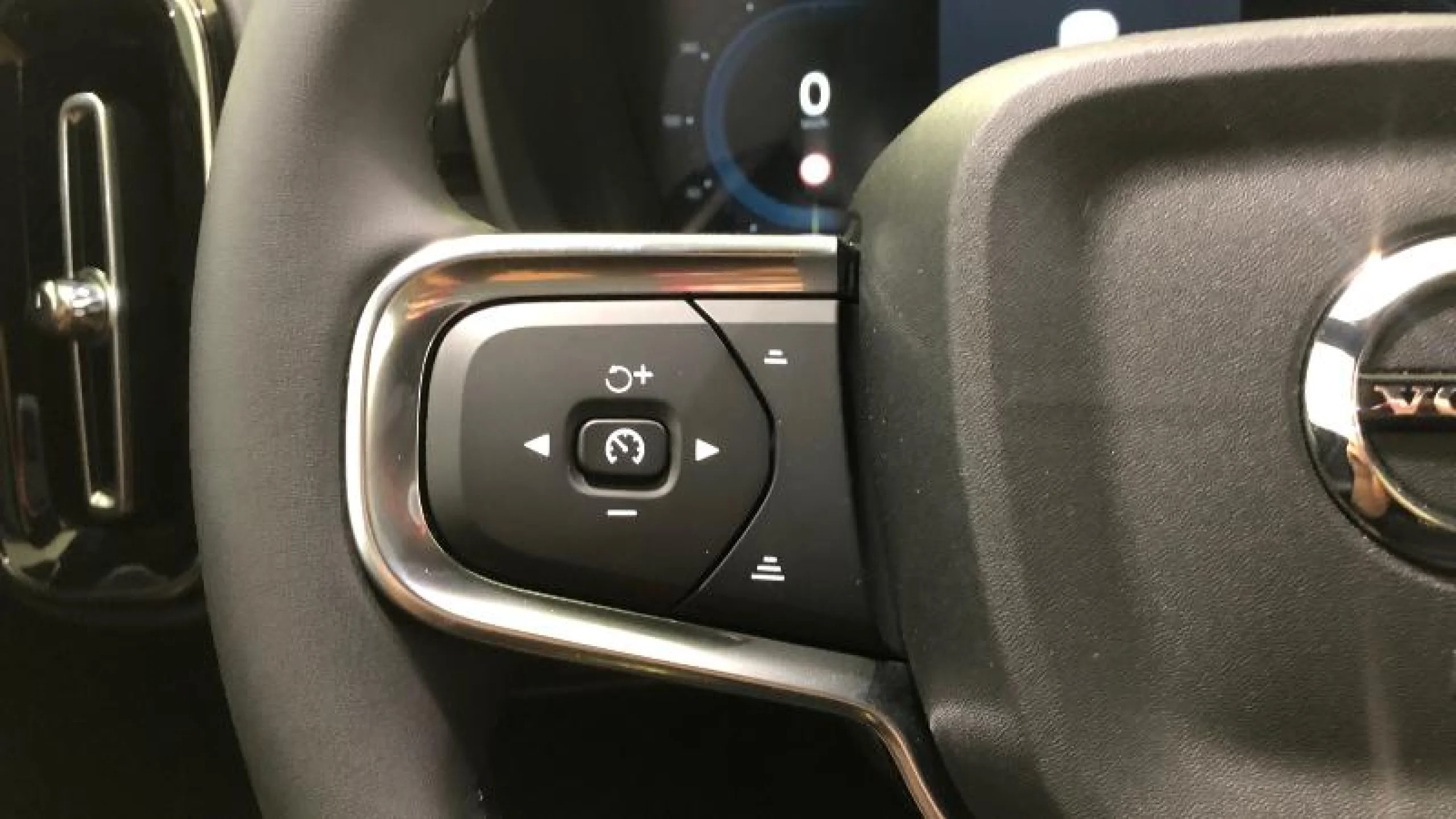 VOLVO XC40 2.0 B3 G CORE AUTO - Foto 18