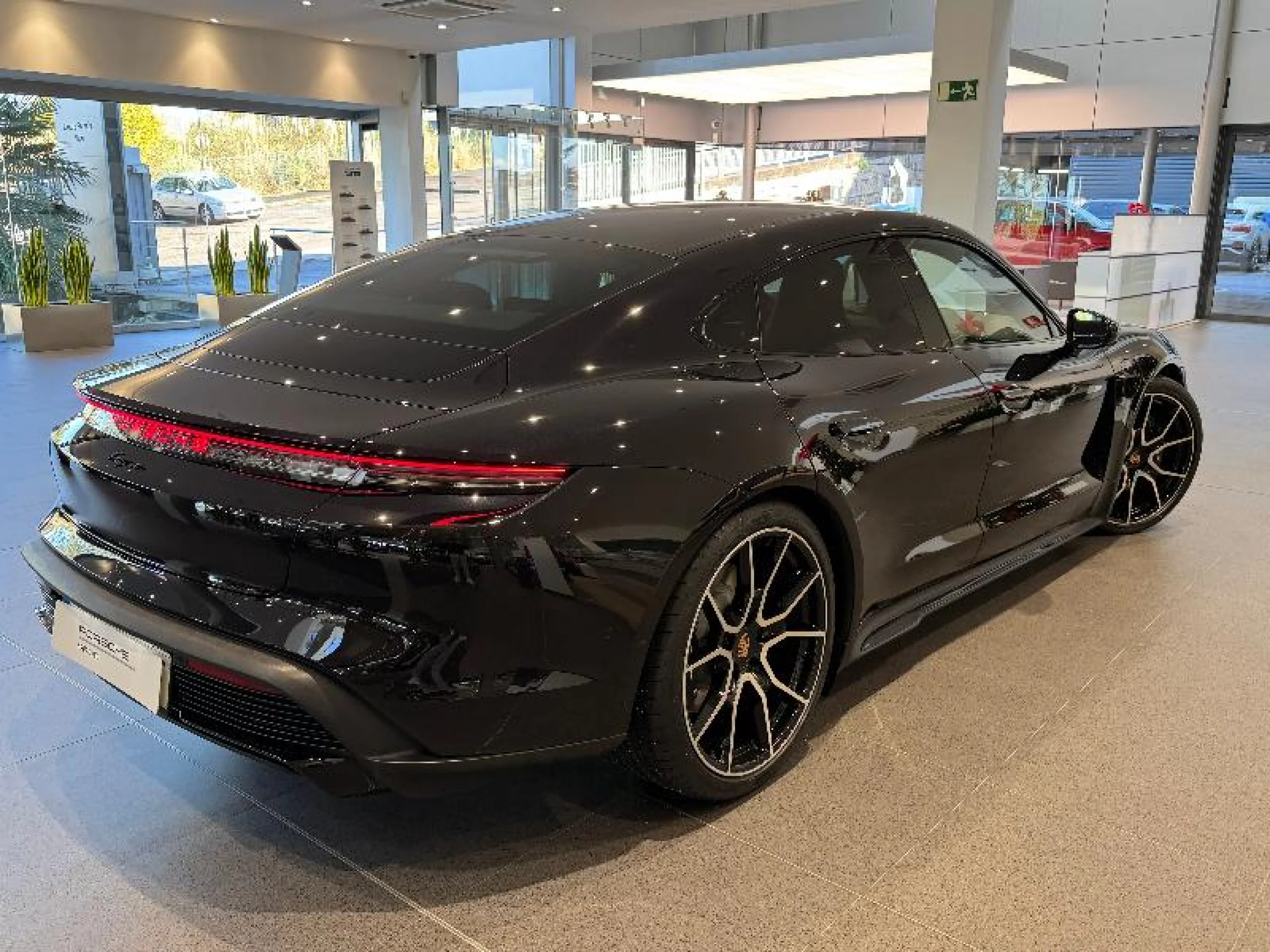 PORSCHE TAYCAN BLACK EDITION - Foto 5