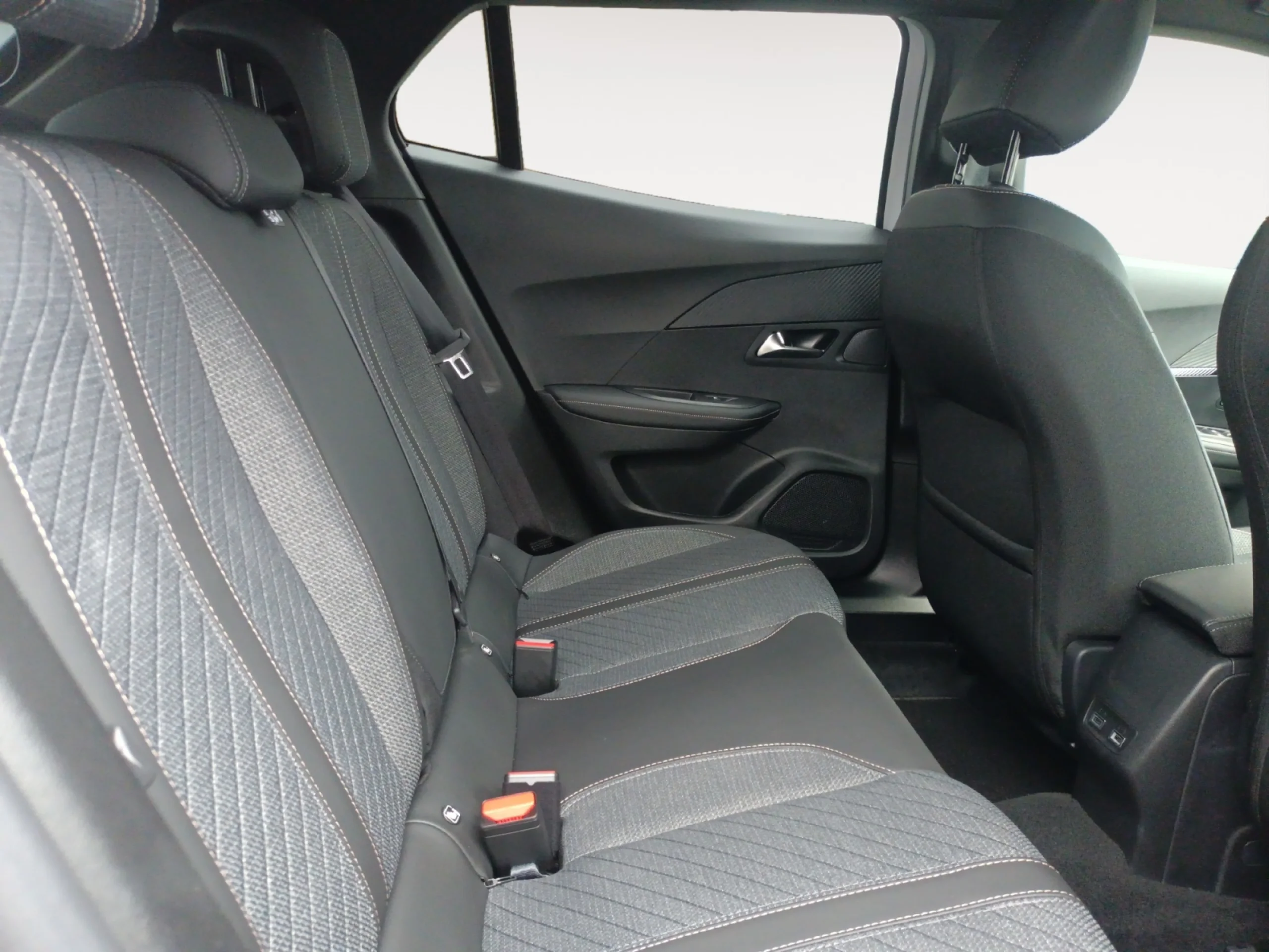 PEUGEOT 2008 2008 ALLURE HYBRID 145 EDCS6 - Foto 6