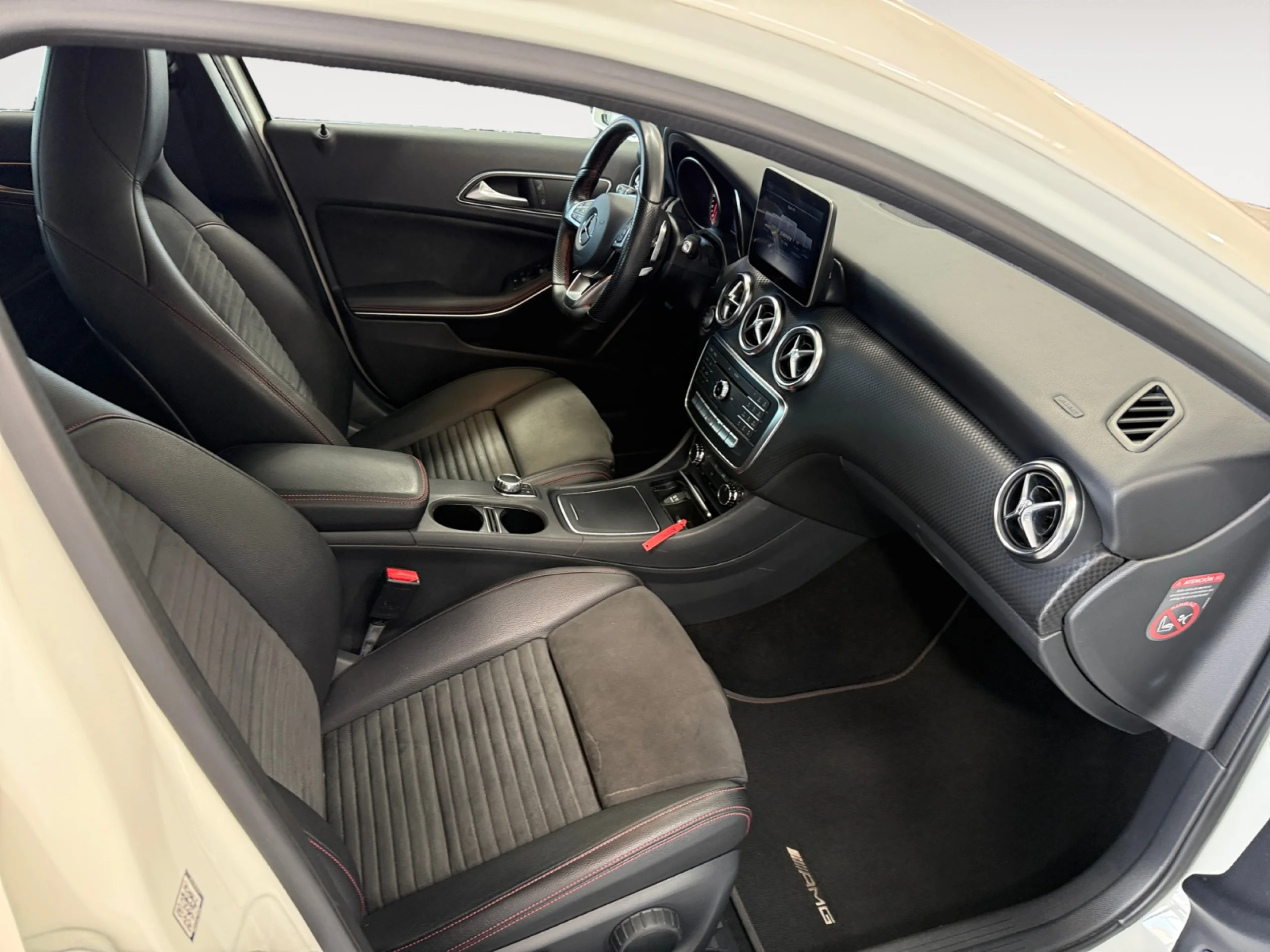 MERCEDES-BENZ CLASE A A 200 D AMG LINE - Foto 5