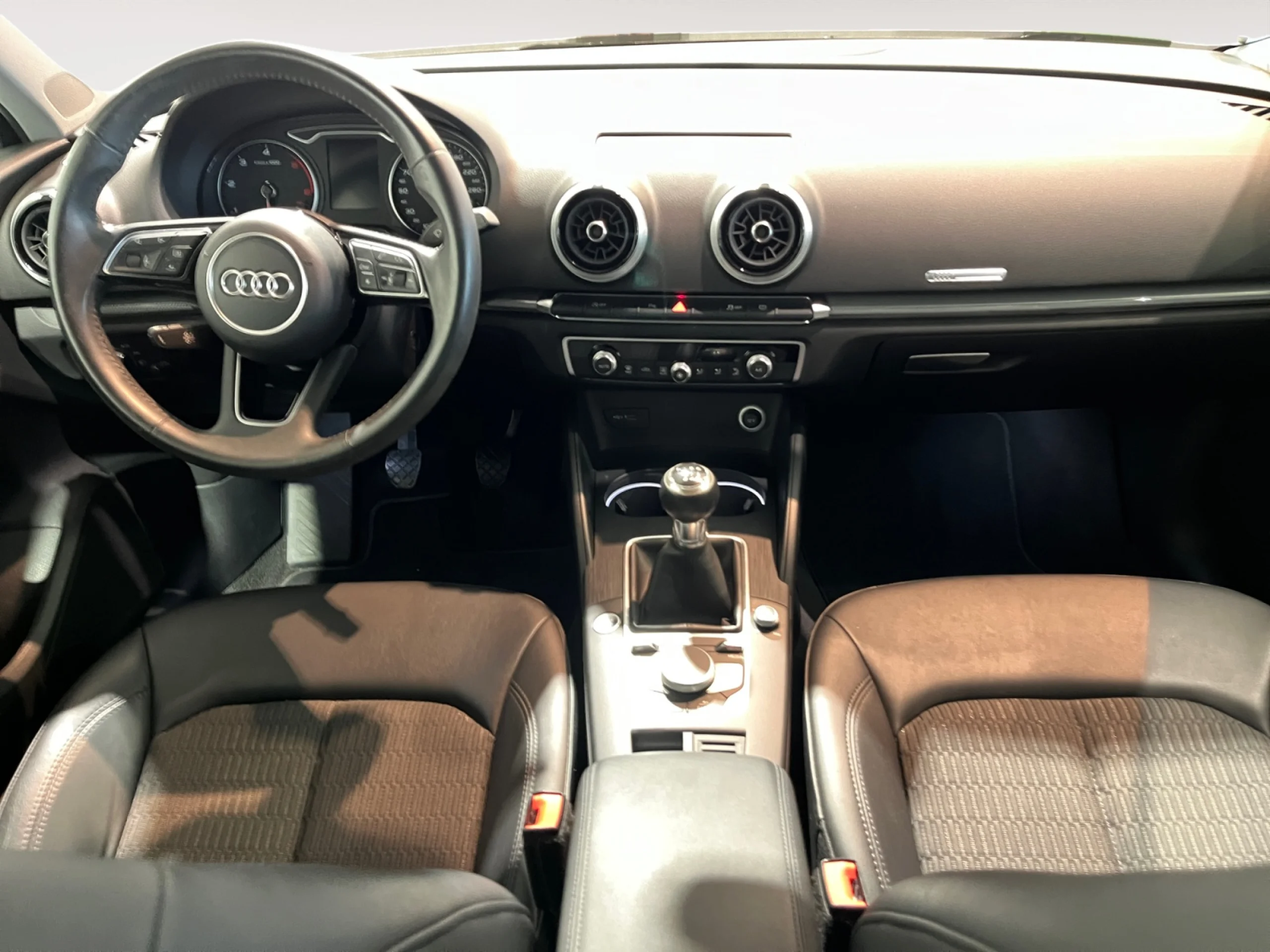 AUDI A3 DESIGN EDITION 1.6 TDI 85KW SPORTBACK - Foto 4