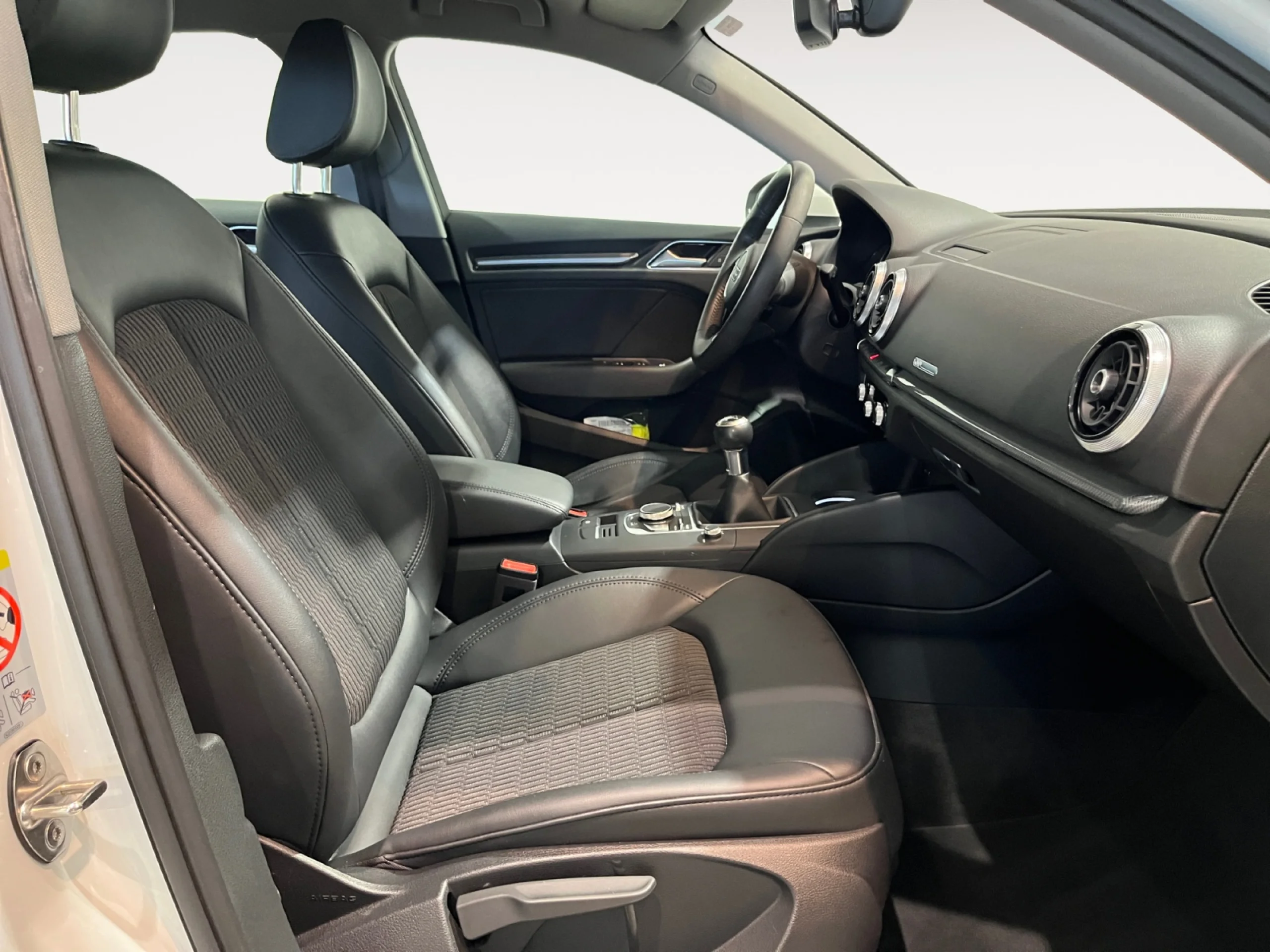 AUDI A3 DESIGN EDITION 1.6 TDI 85KW SPORTBACK - Foto 5