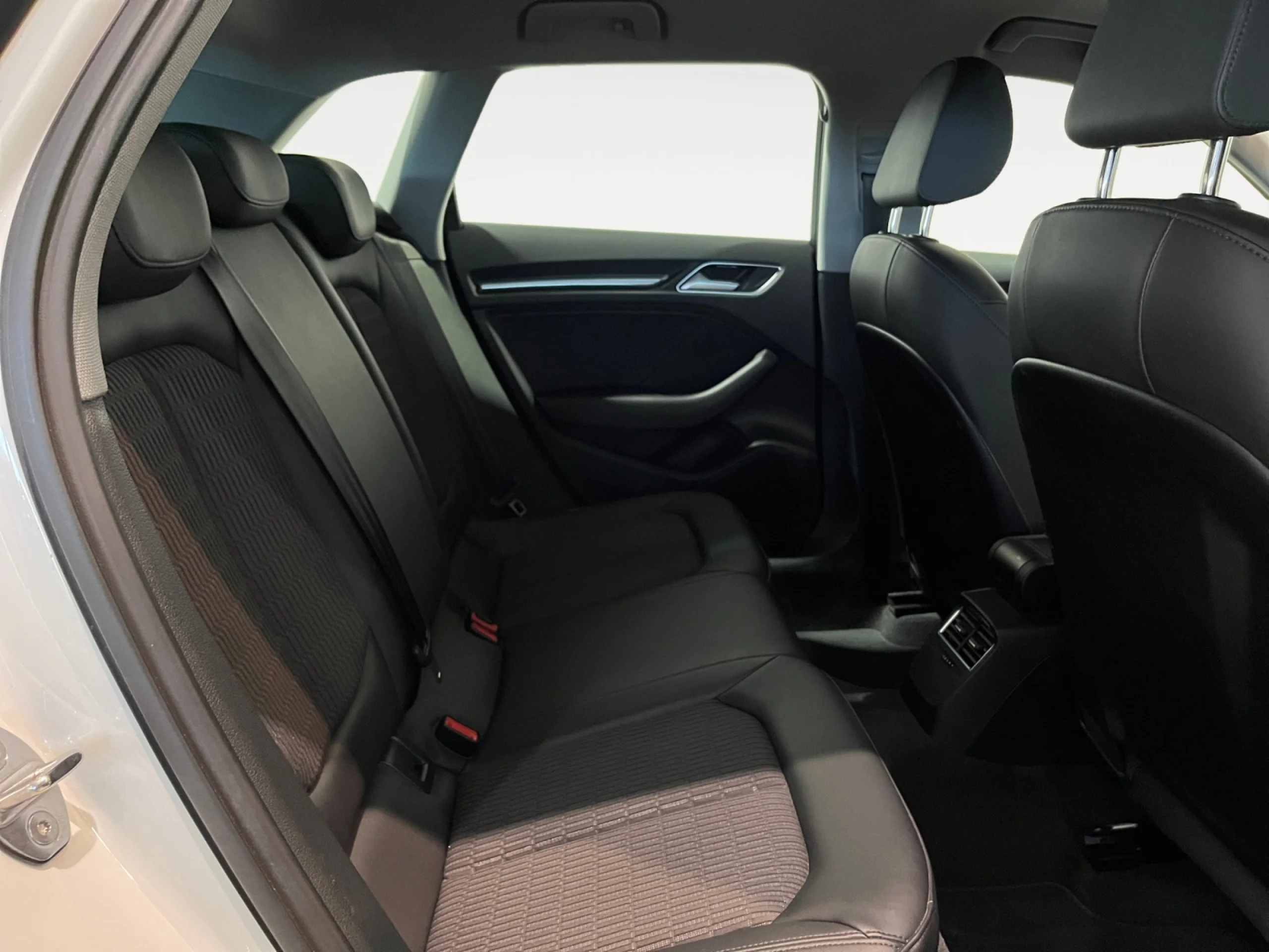 AUDI A3 DESIGN EDITION 1.6 TDI 85KW SPORTBACK - Foto 6