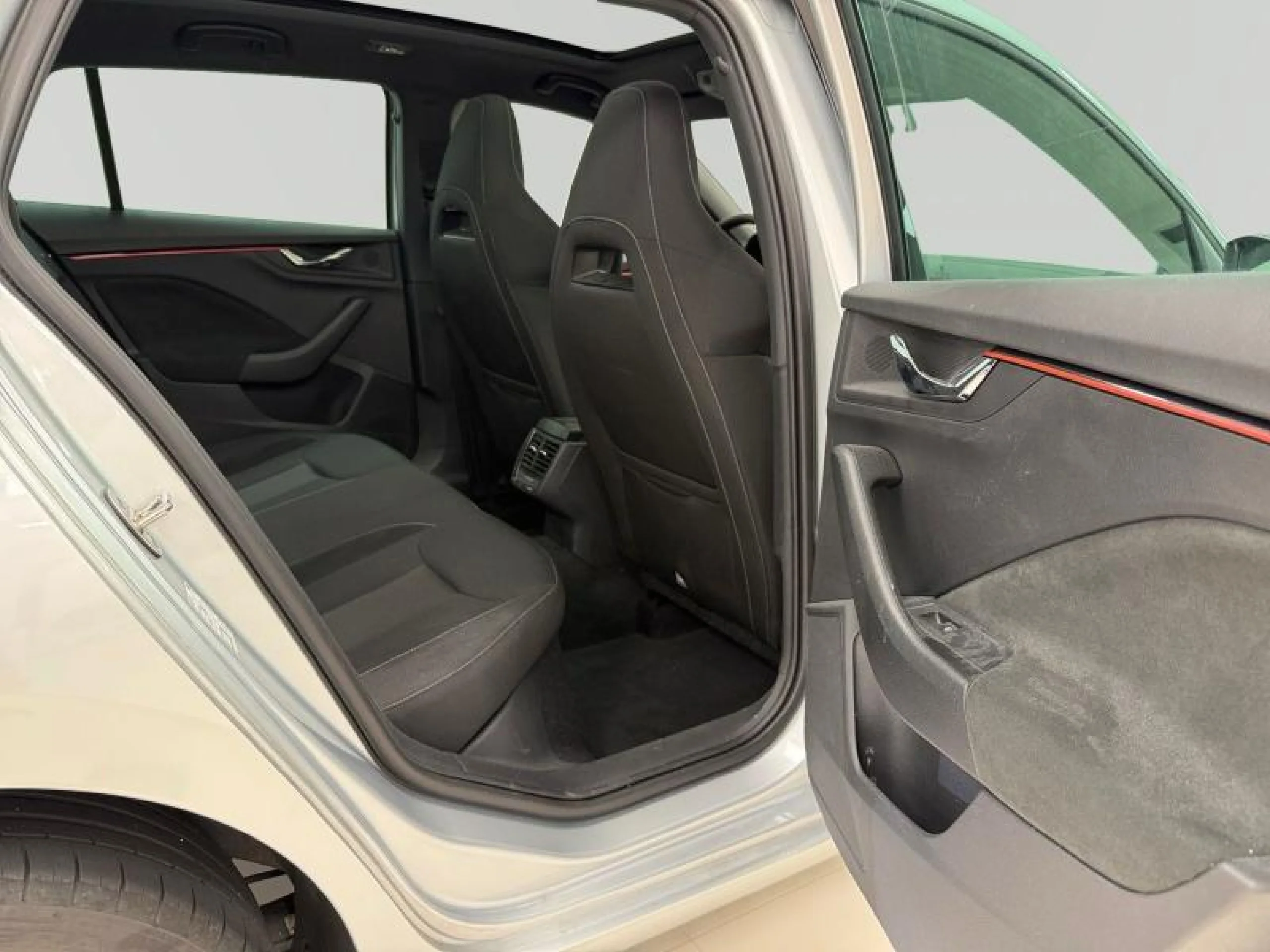 SKODA SCALA 1.0 TSI 85KW (115CV) DESIGN - Foto 6