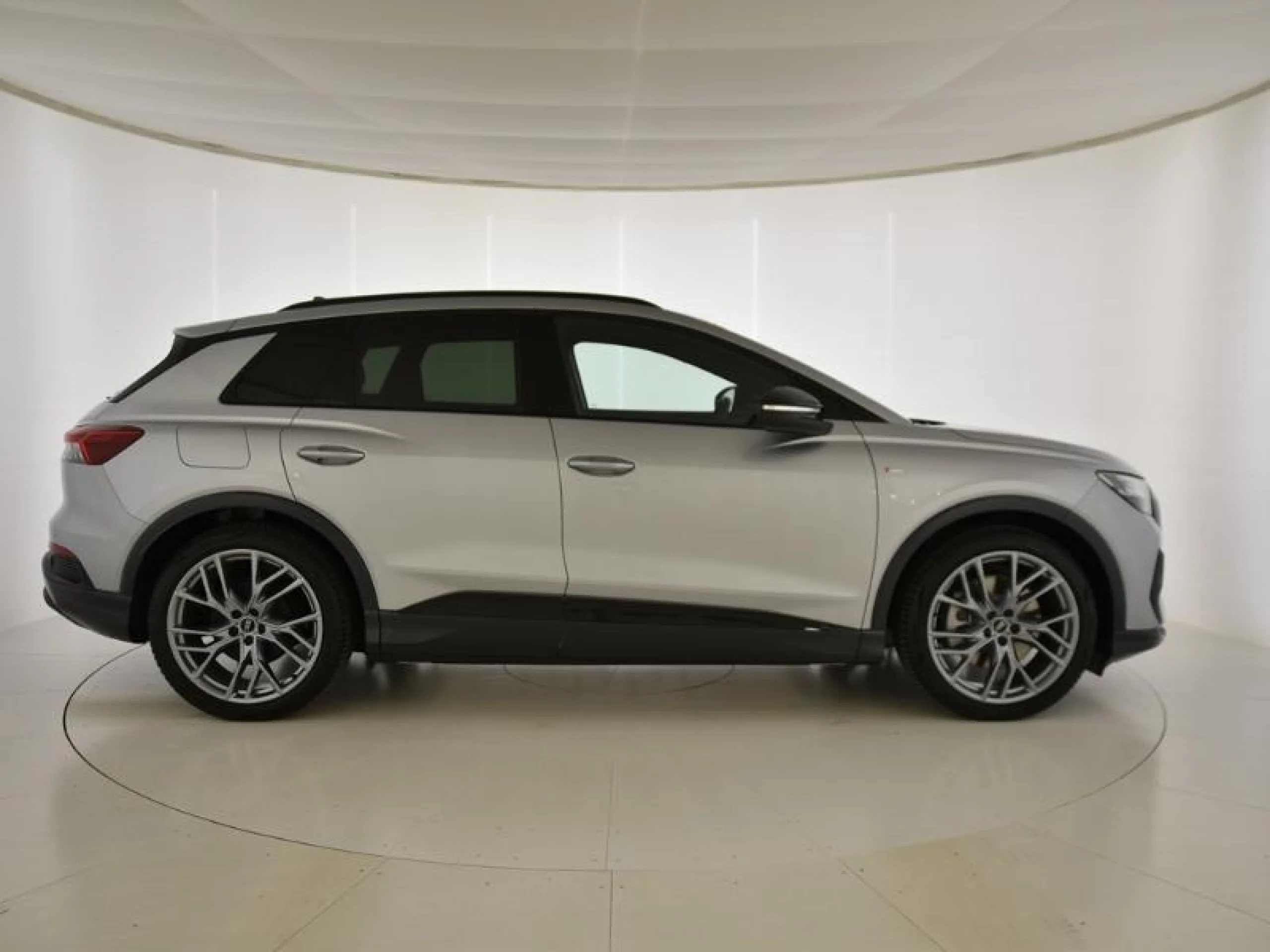 AUDI Q4 E TRON GENUINE EDITION 45 E TRON 210KW 82KWH - Foto 3