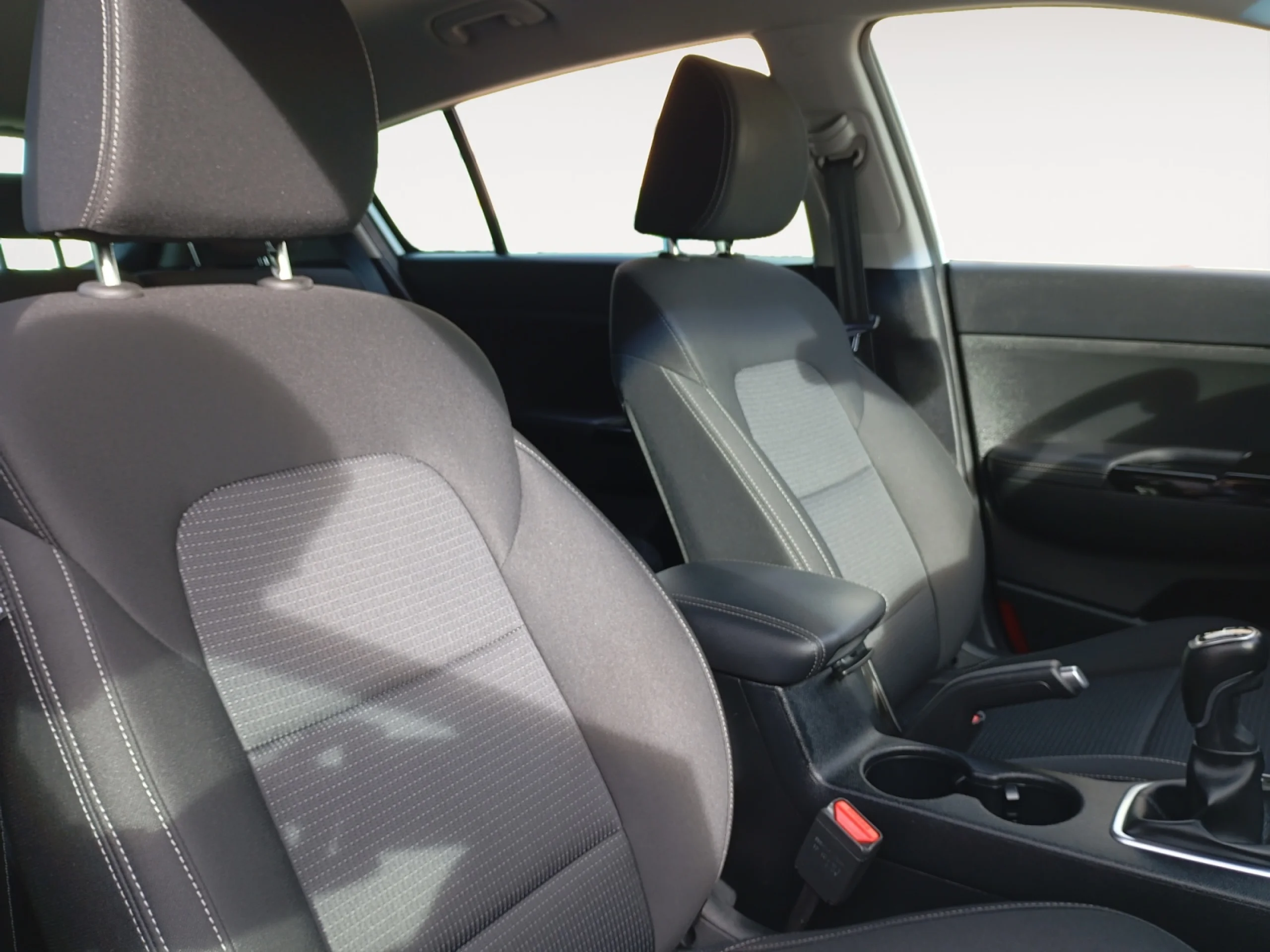 KIA SPORTAGE 1.6 MHEV BLACK EDITION 100KW (136CV) 4X2 - Foto 5