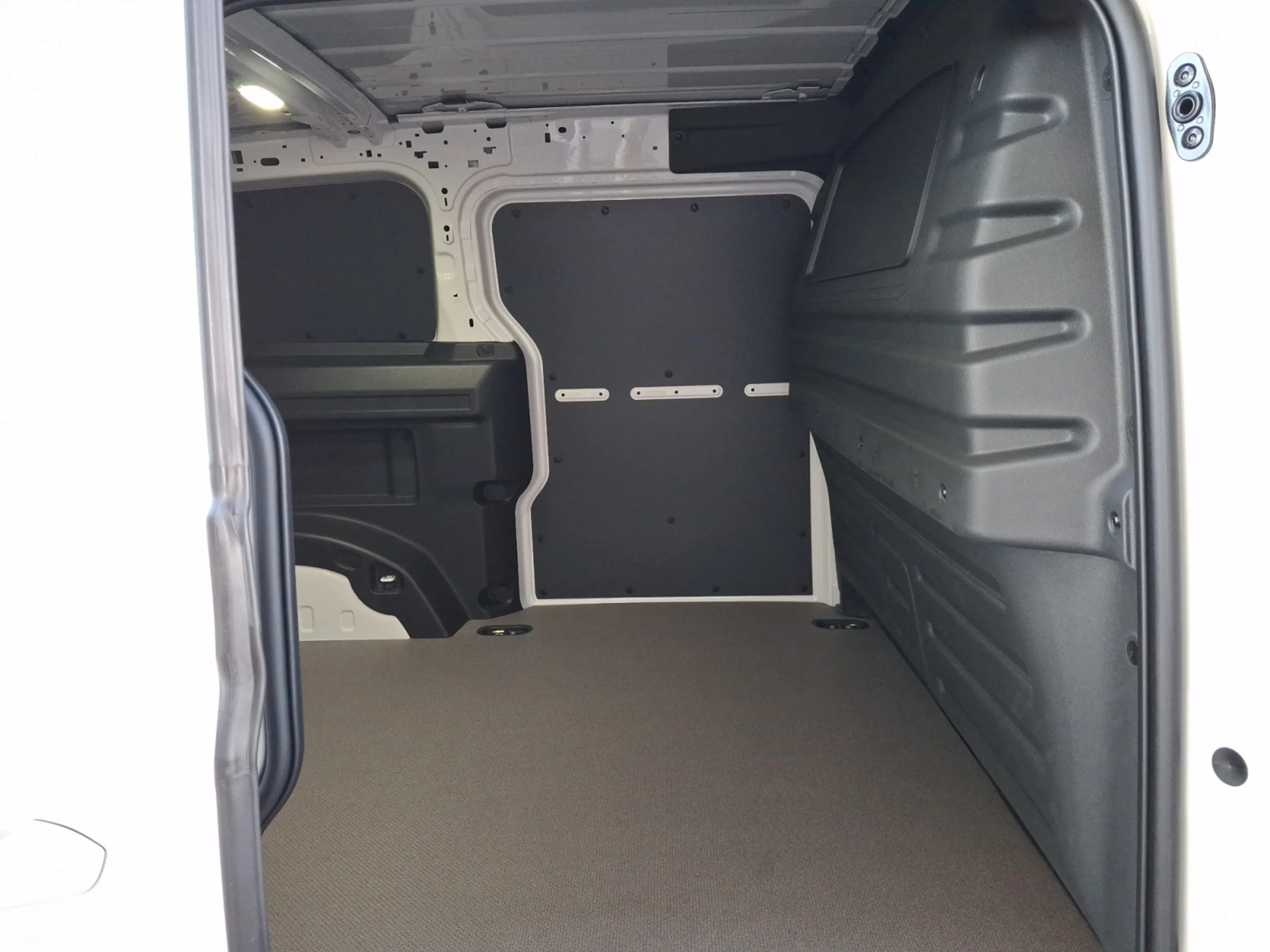 VW COMERCIALES ID. BUZZ ID. BUZZ  CARGO  BATALLA CORTA  210 KW (286 CV) 79 KWH AUT 1 VEL. - Foto 6