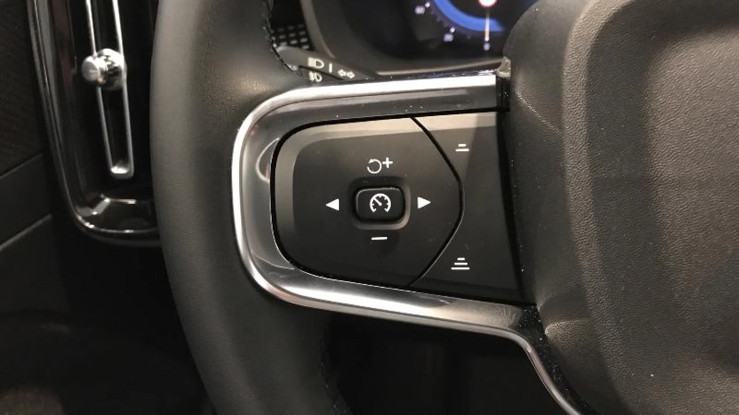 VOLVO XC40 2.0 B3 G PLUS DARK AUTO - Foto 17