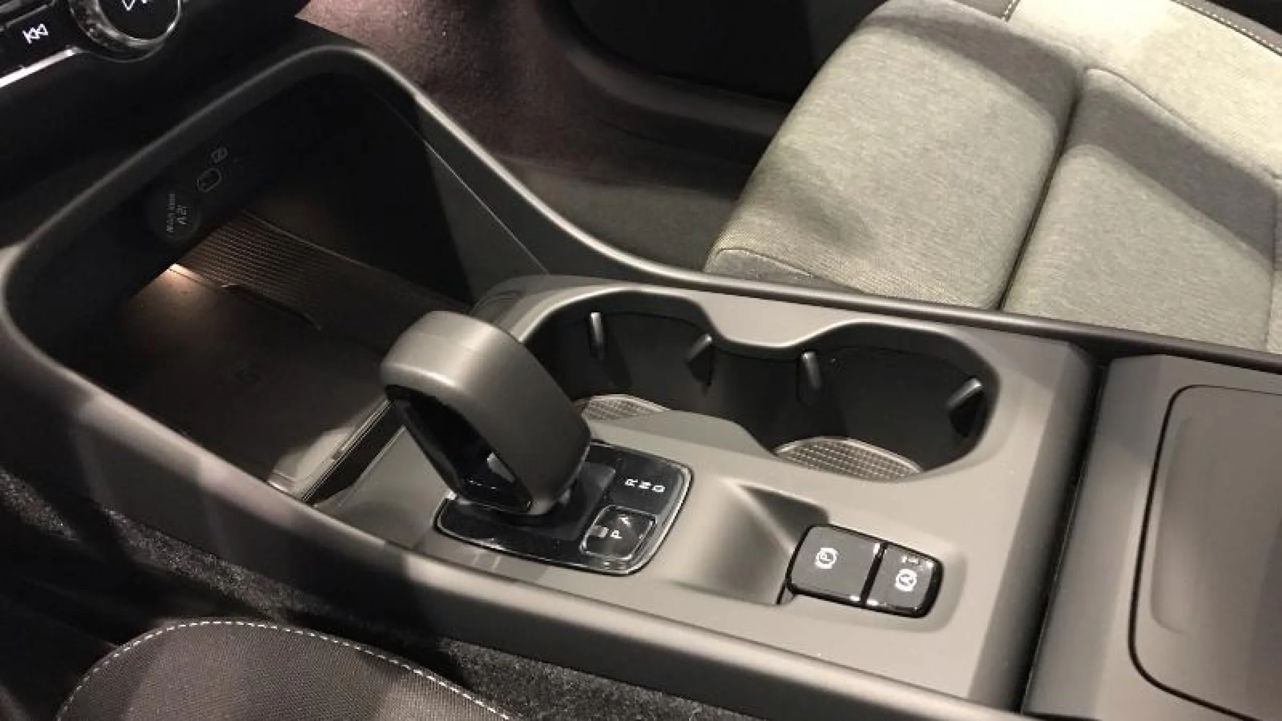 VOLVO XC40 2.0 B3 G CORE AUTO - Foto 16