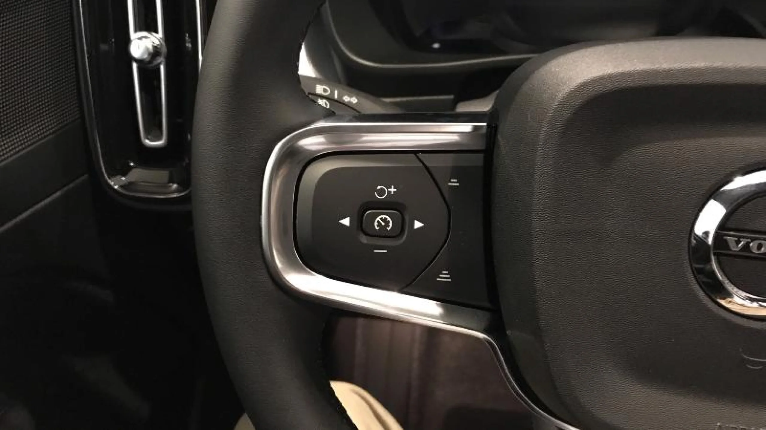 VOLVO XC40 2.0 B3 G CORE AUTO - Foto 17