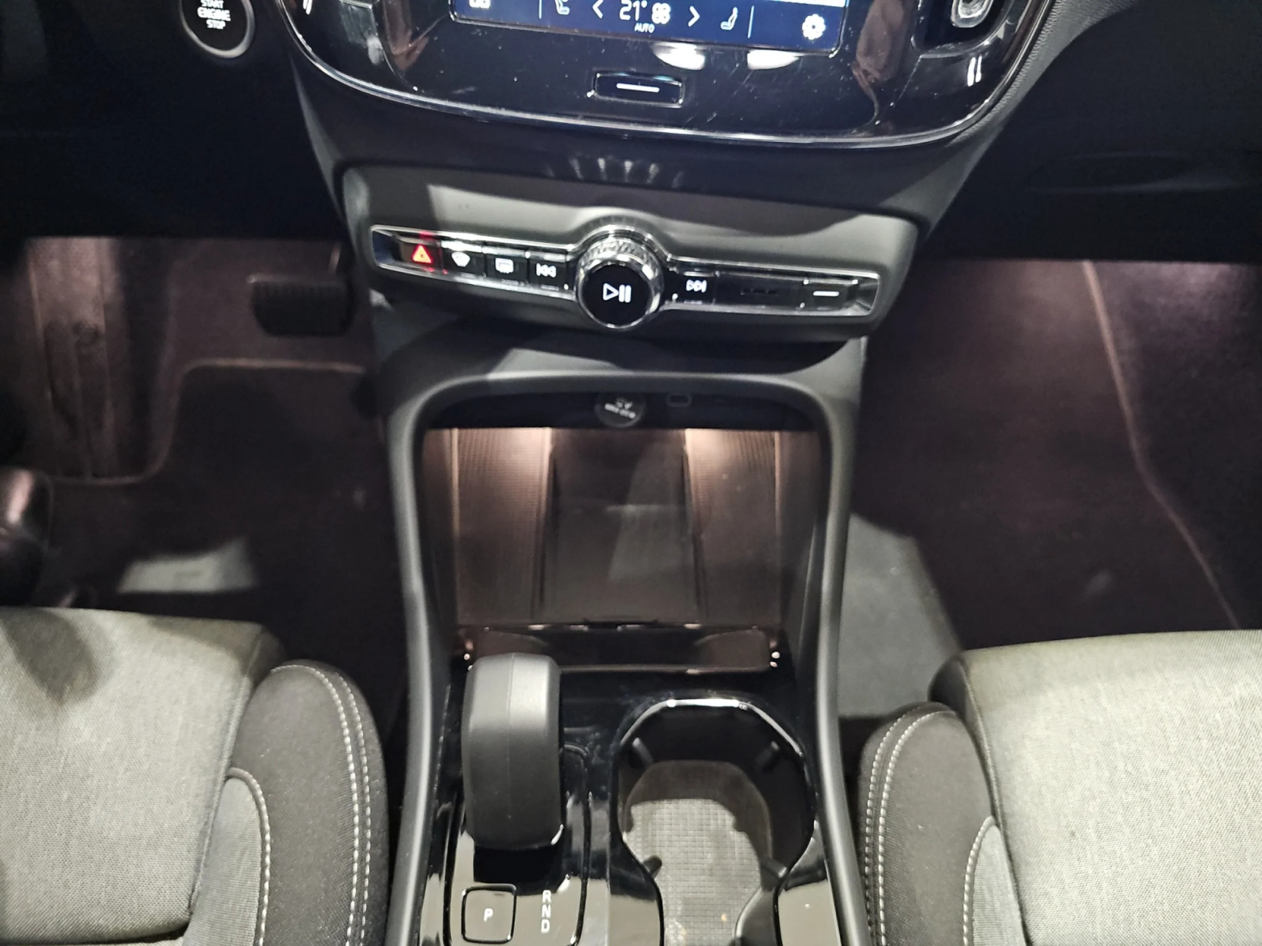 VOLVO XC40 2.0 B3 G PLUS DARK AUTO - Foto 11