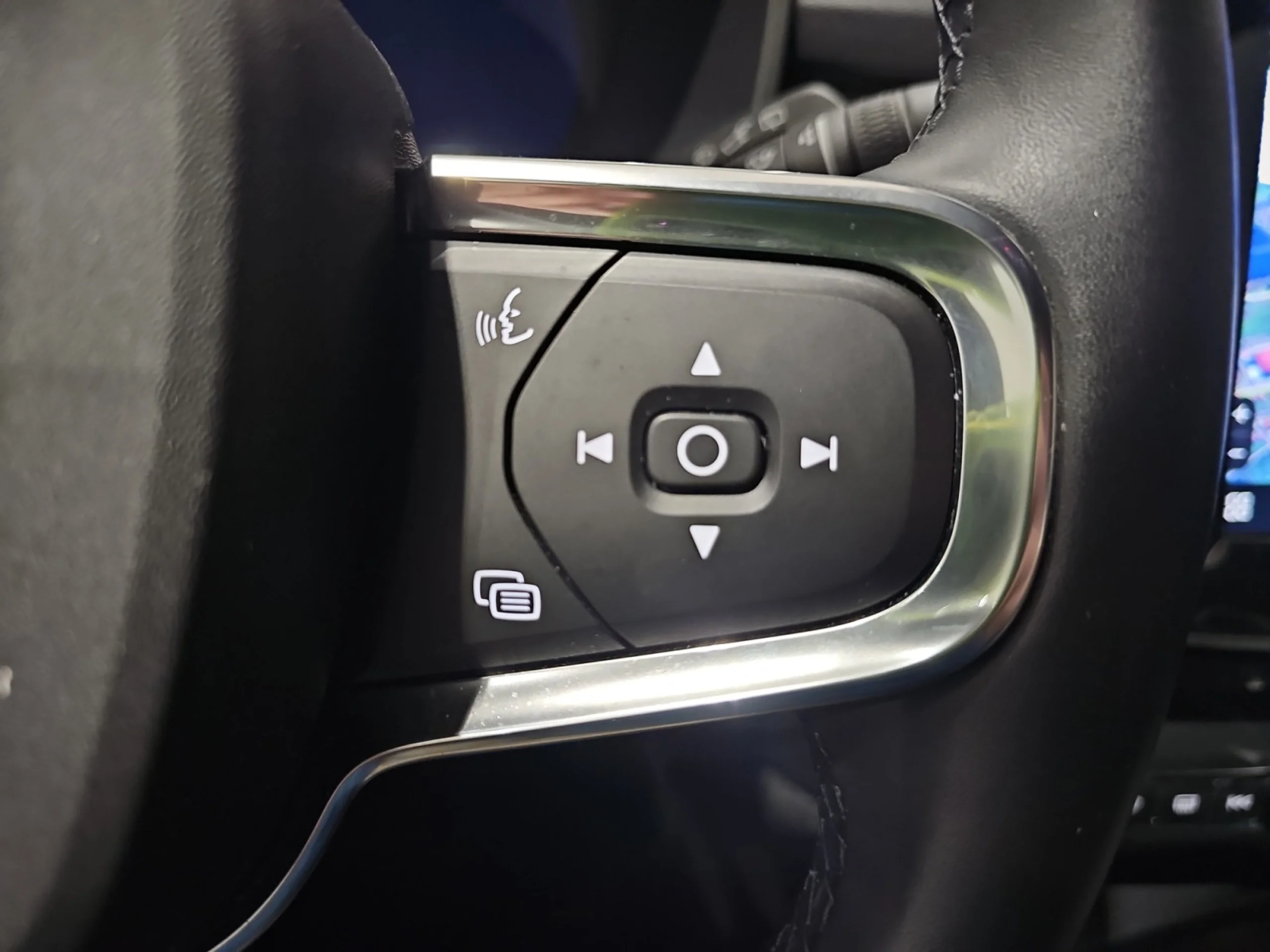 VOLVO XC40 2.0 B3 G PLUS DARK AUTO - Foto 13