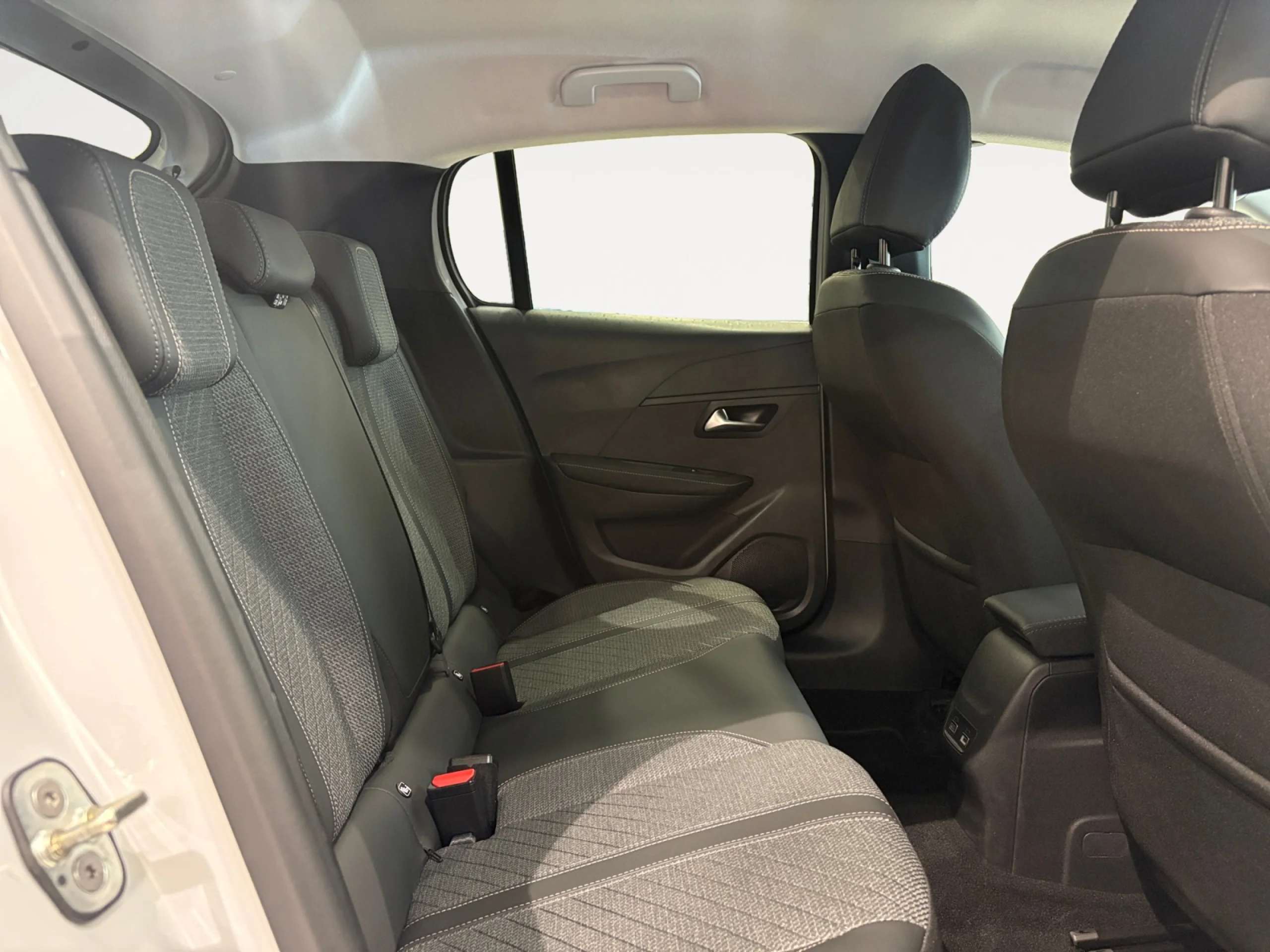 PEUGEOT 208 ALLURE HYBRID 110 EDCS6 - Foto 6