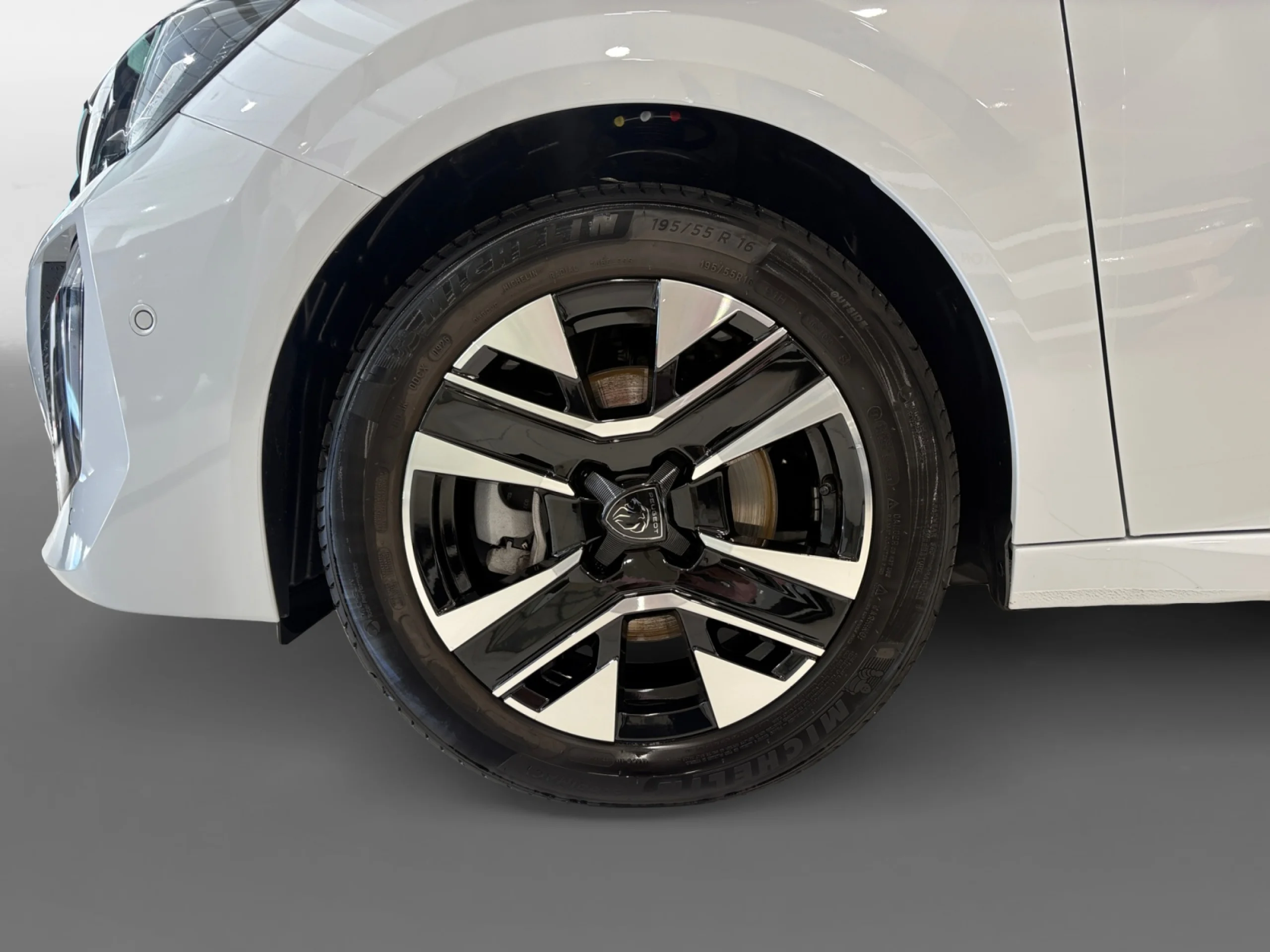 PEUGEOT 208 ALLURE HYBRID 110 EDCS6 - Foto 9