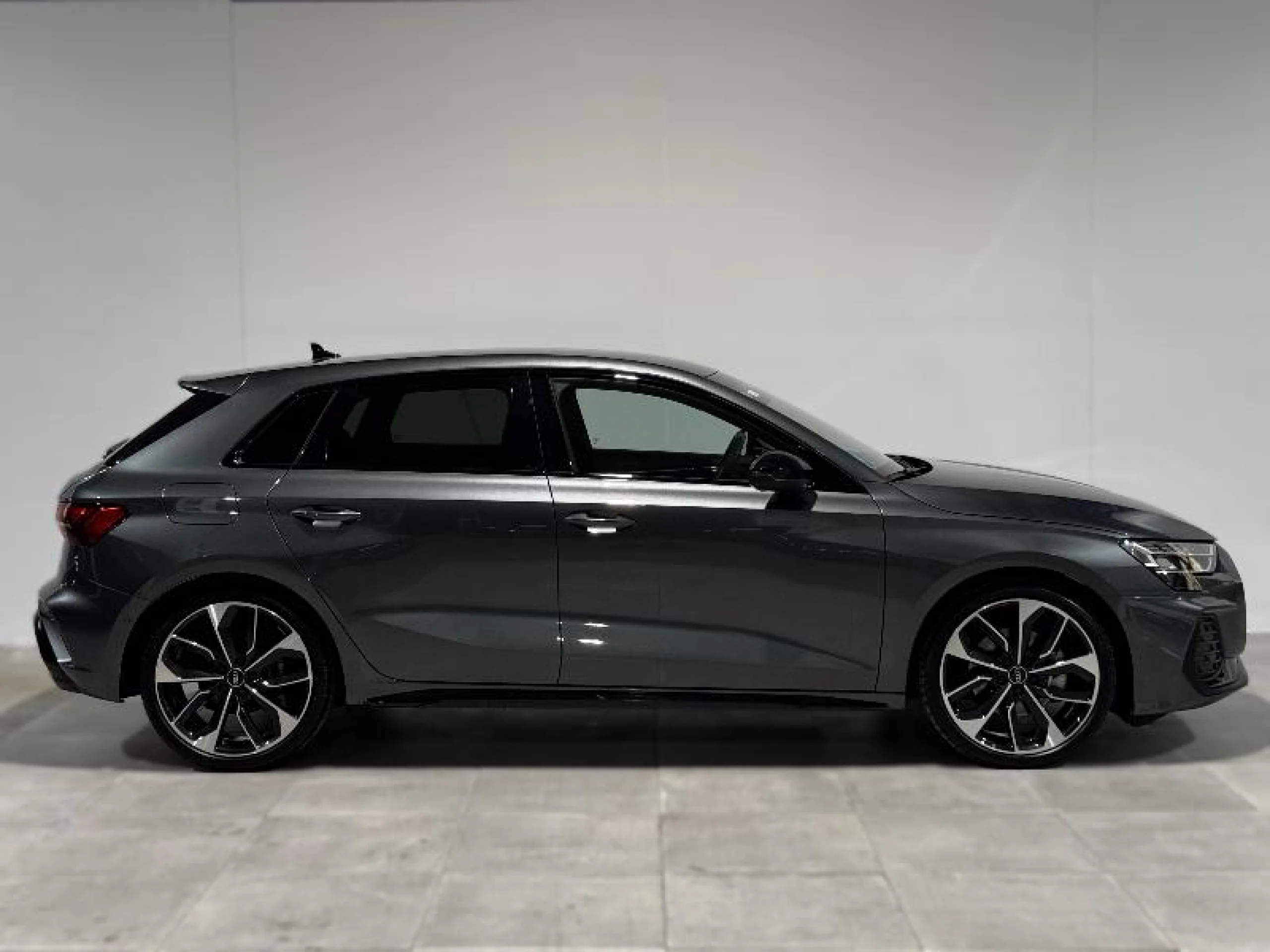 AUDI A3 SPORTBACK BLACK LINE 35 TFSI 110KW S TRO - Foto 3