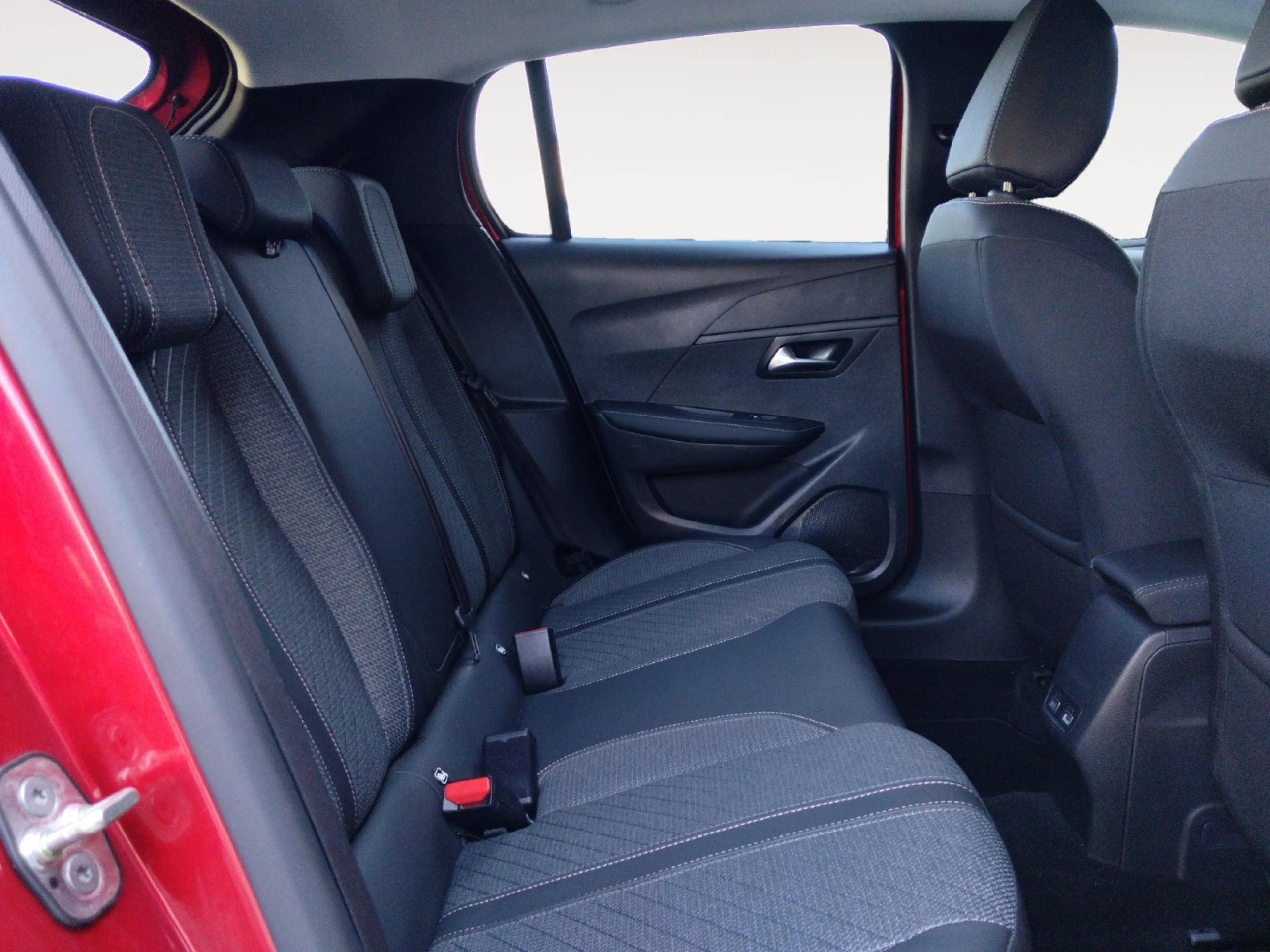 PEUGEOT 208 ALLURE HYBRID 110 EDCS6 - Foto 6