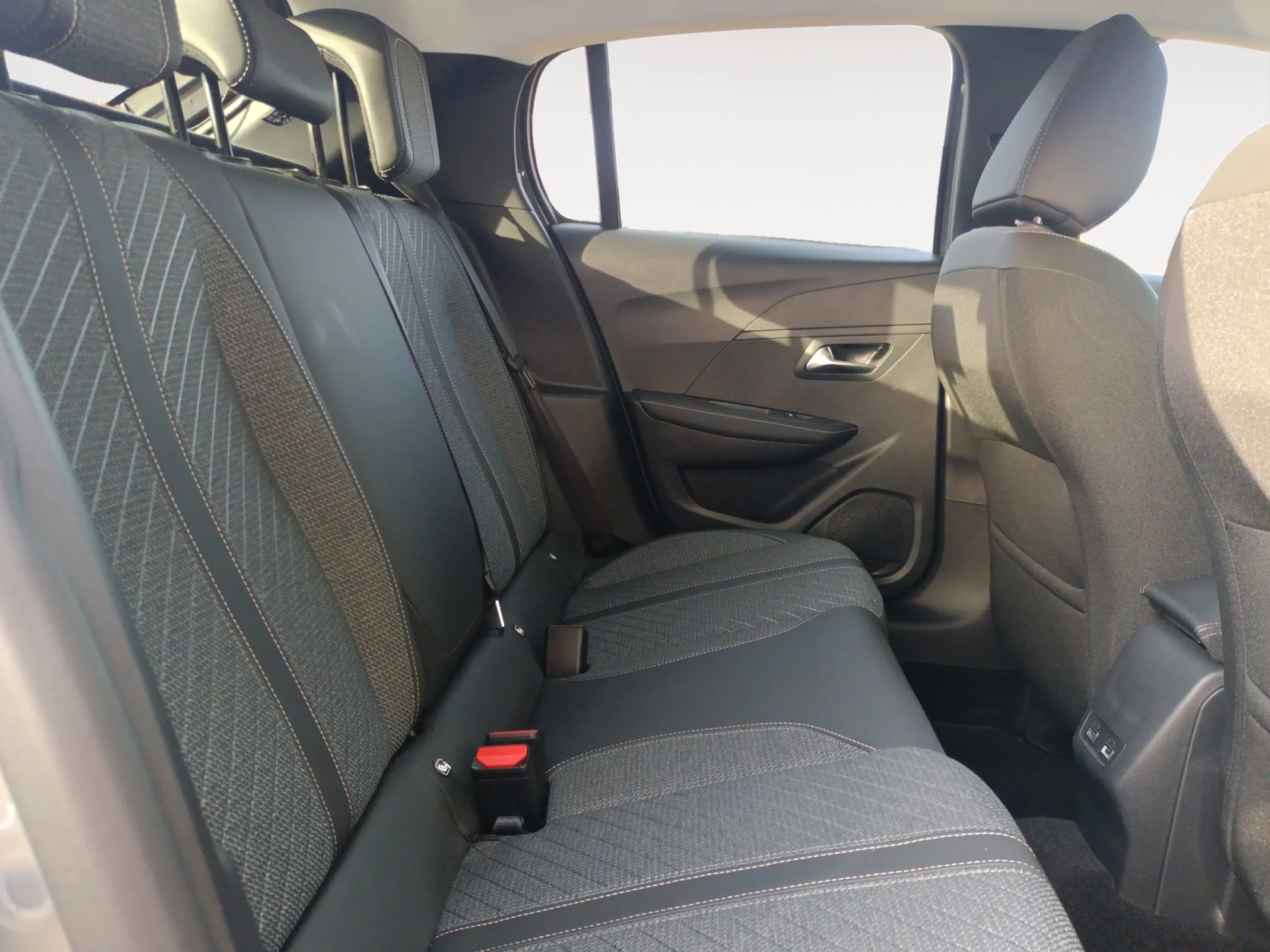 PEUGEOT 208 ALLURE HYBRID 110 EDCS6 - Foto 6