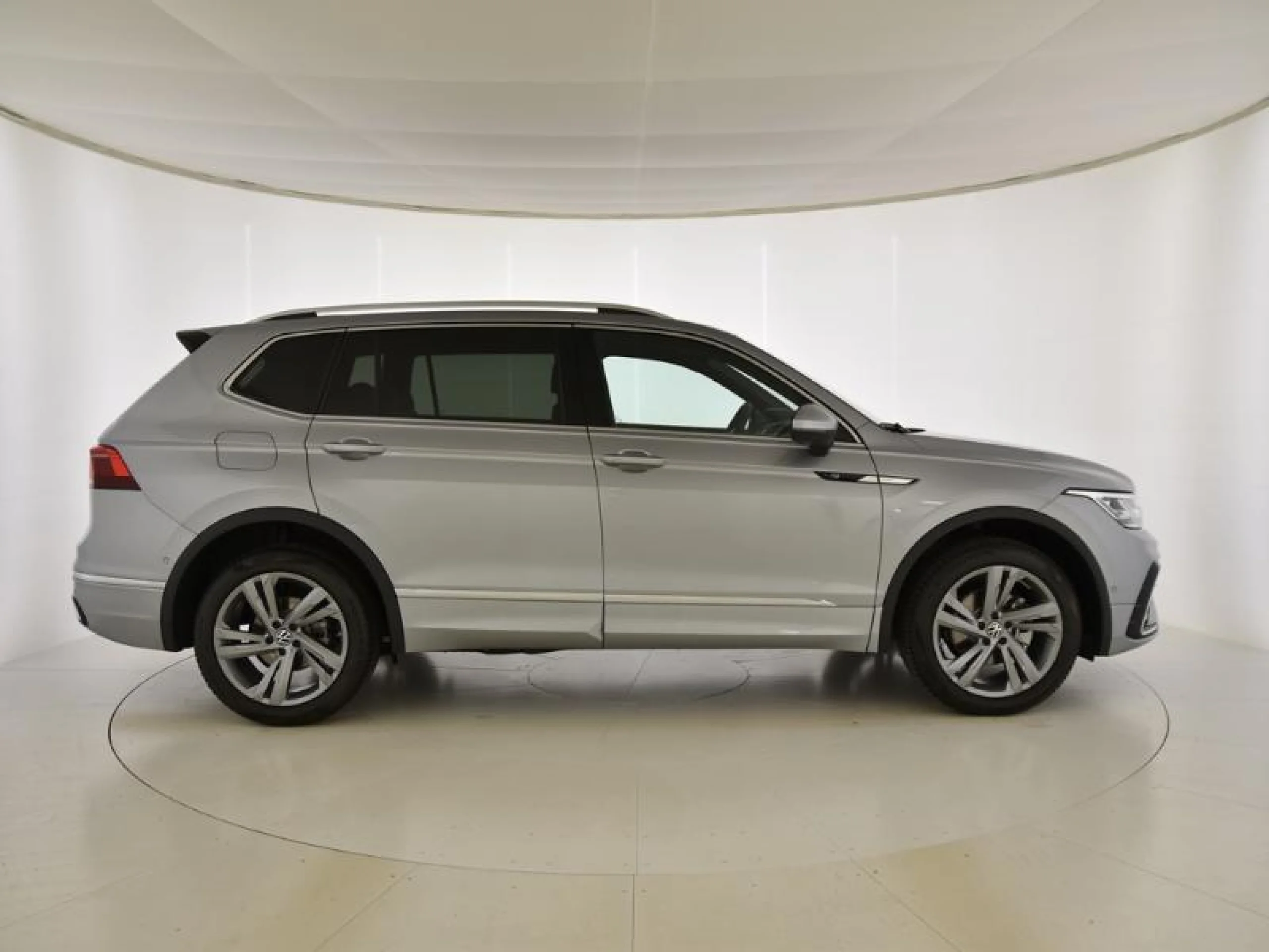 VOLKSWAGEN TIGUAN ALLSPACE R LINE 2.0 TDI 110KW (150CV) DSG - Foto 3