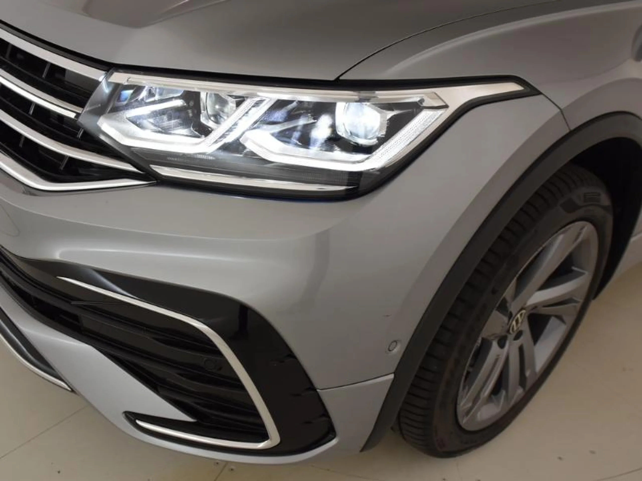 VOLKSWAGEN TIGUAN ALLSPACE R LINE 2.0 TDI 110KW (150CV) DSG - Foto 23