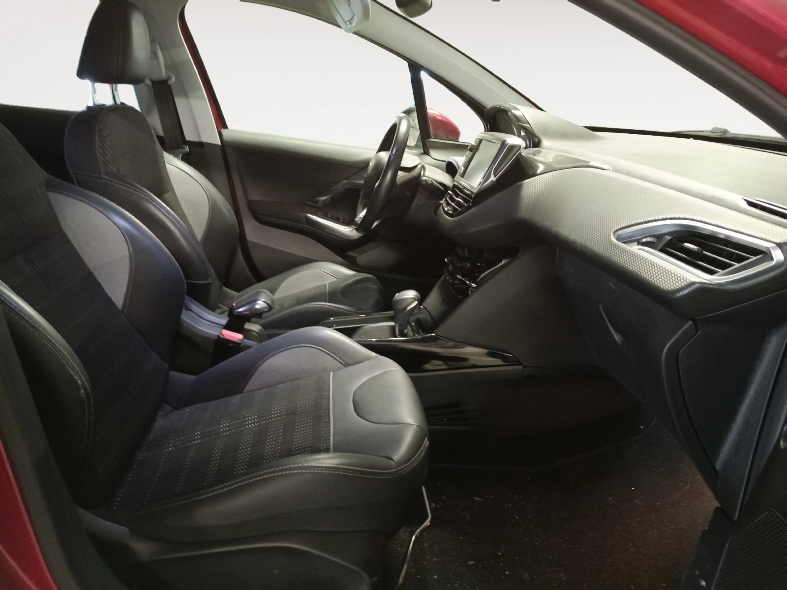 PEUGEOT 2008 ALLURE 1.2 PURETECH 81KW (110CV)S&S EAT6 - Foto 5