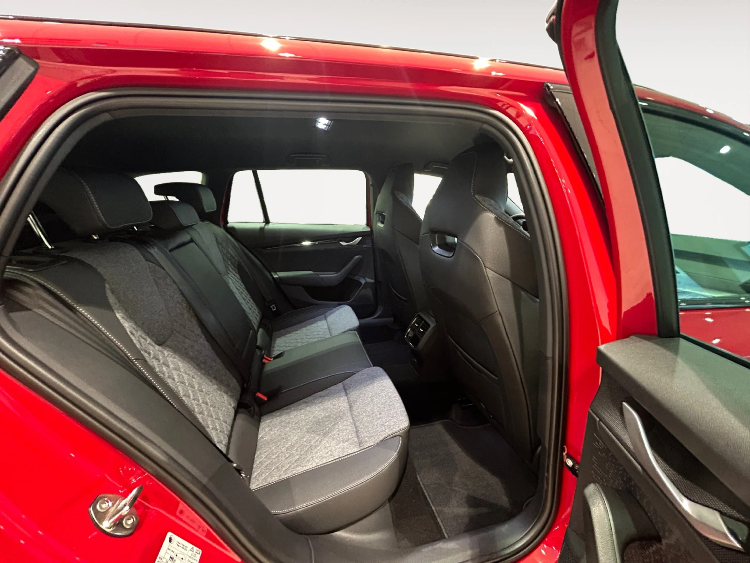 SKODA OCTAVIA COMBI 1.5 TSI 110KW DSG M HEV SPORTLINE - Foto 6