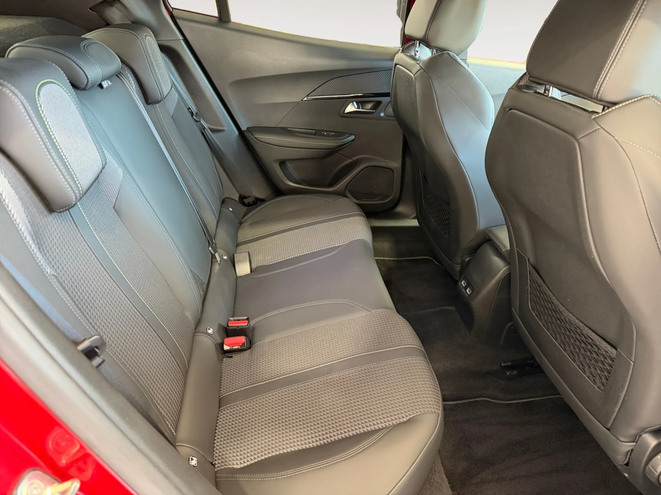 PEUGEOT 2008 GT LINE PURETECH 130 S&S BVM6 - Foto 6