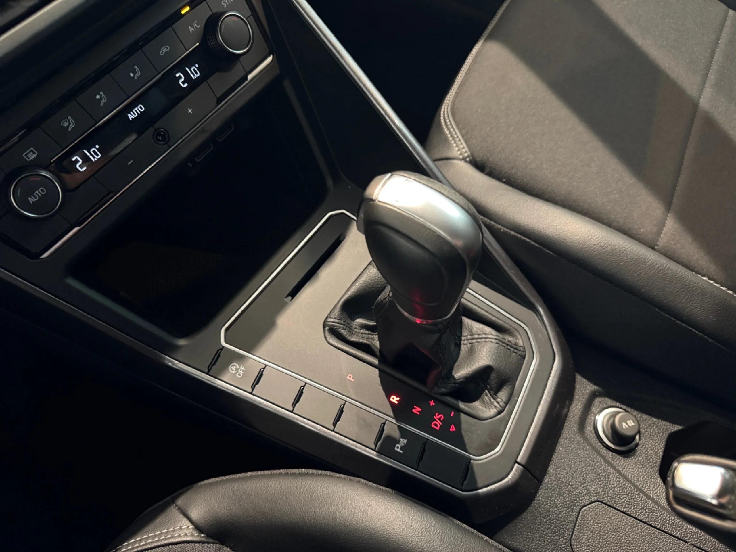 VOLKSWAGEN POLO SPORT 1.0 TSI 85KW (115CV) DSG - Foto 17