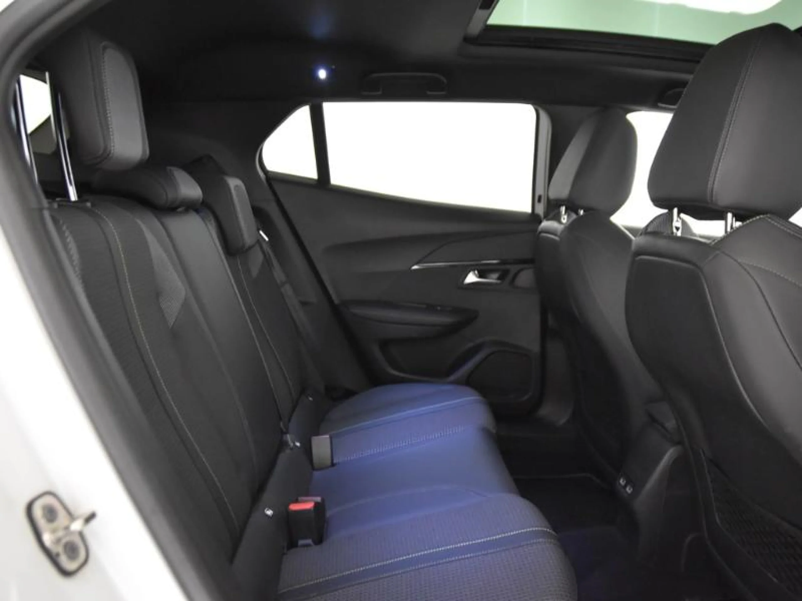 PEUGEOT 2008 GT BLUEHDI 130 S&S EAT8 - Foto 6