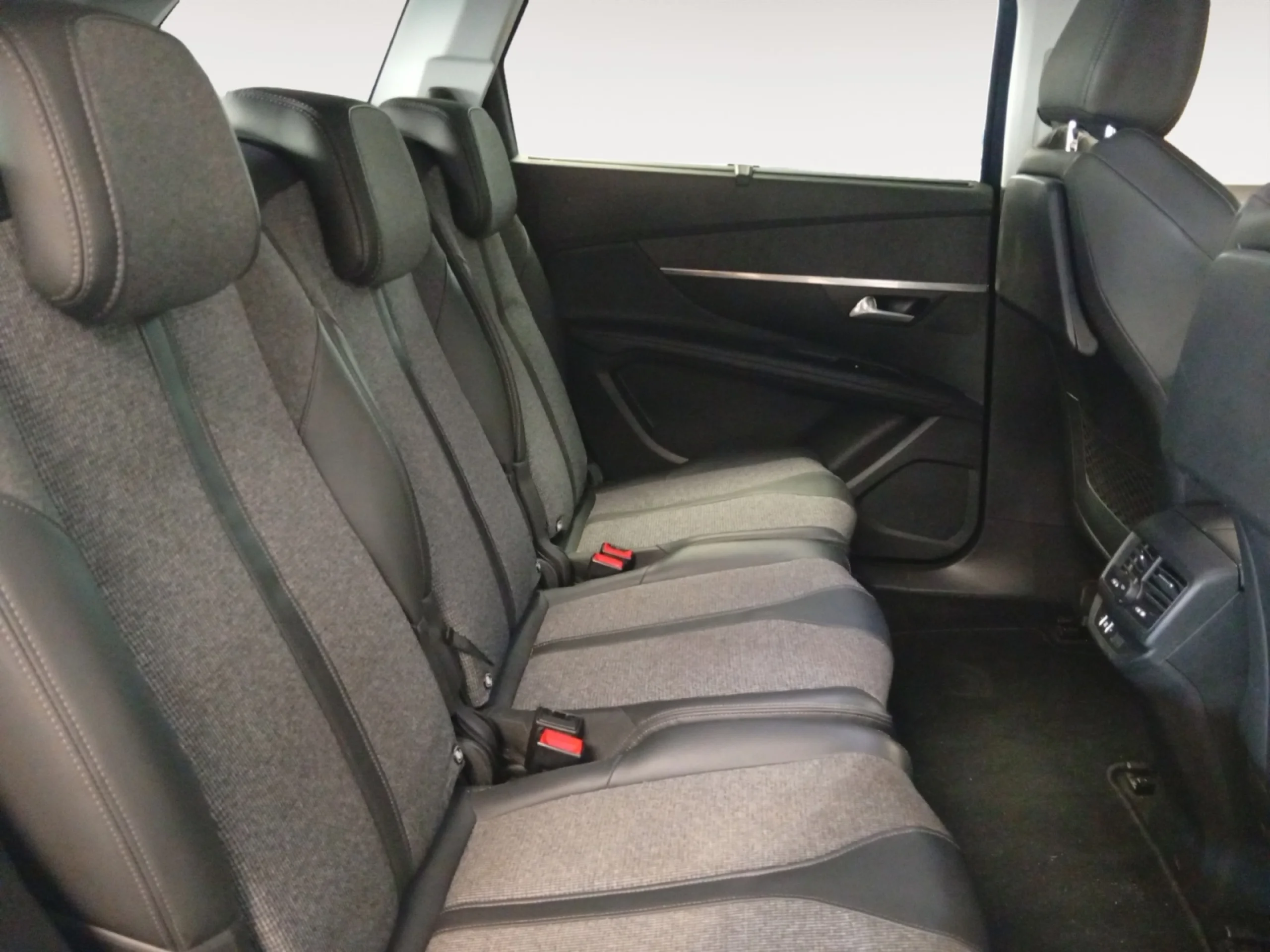 PEUGEOT 5008 ALLURE 1.6L BLUEHDI 88KW (120CV) S&S - Foto 6