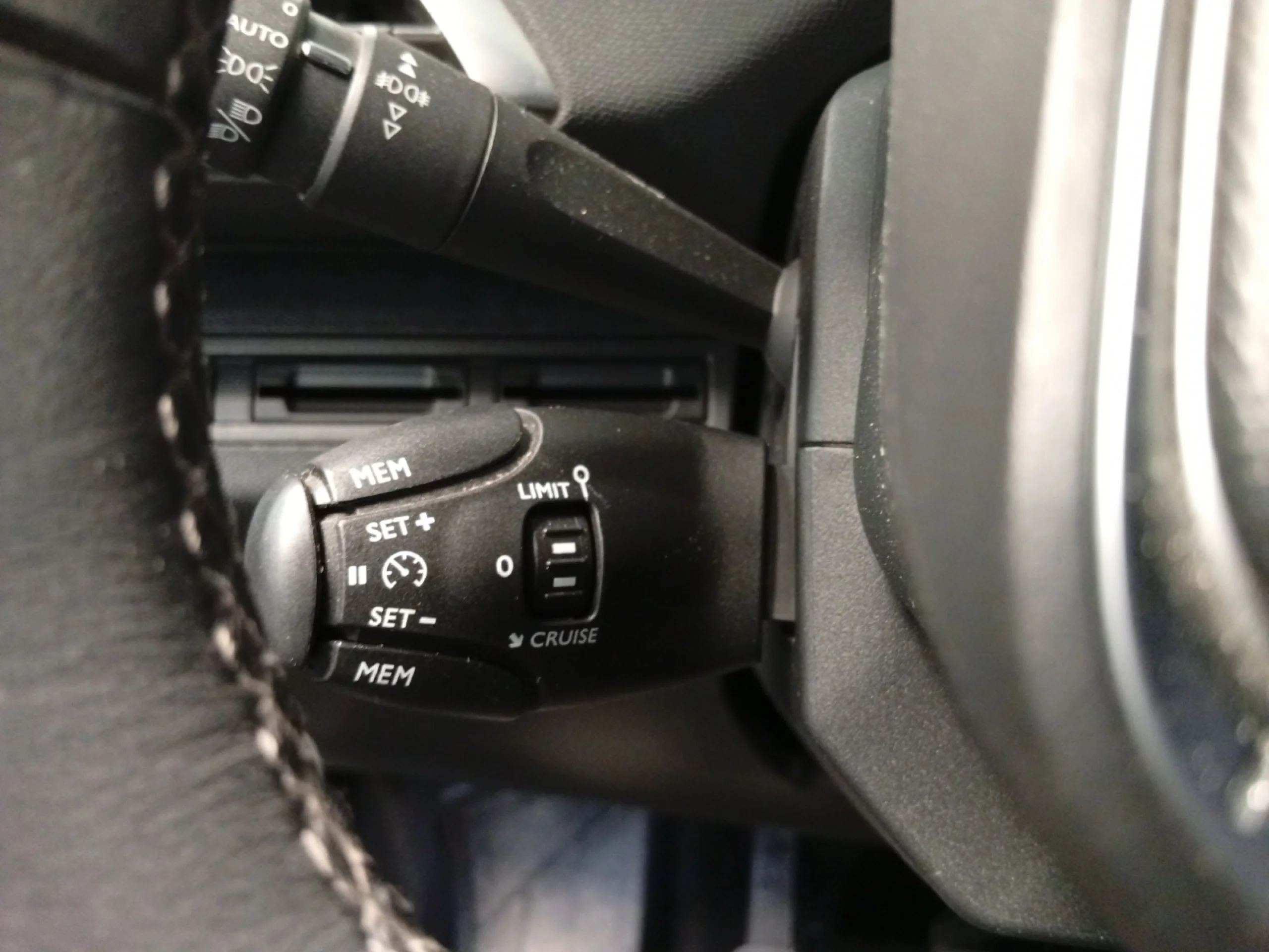 PEUGEOT 5008 ALLURE 1.6L BLUEHDI 88KW (120CV) S&S - Foto 9