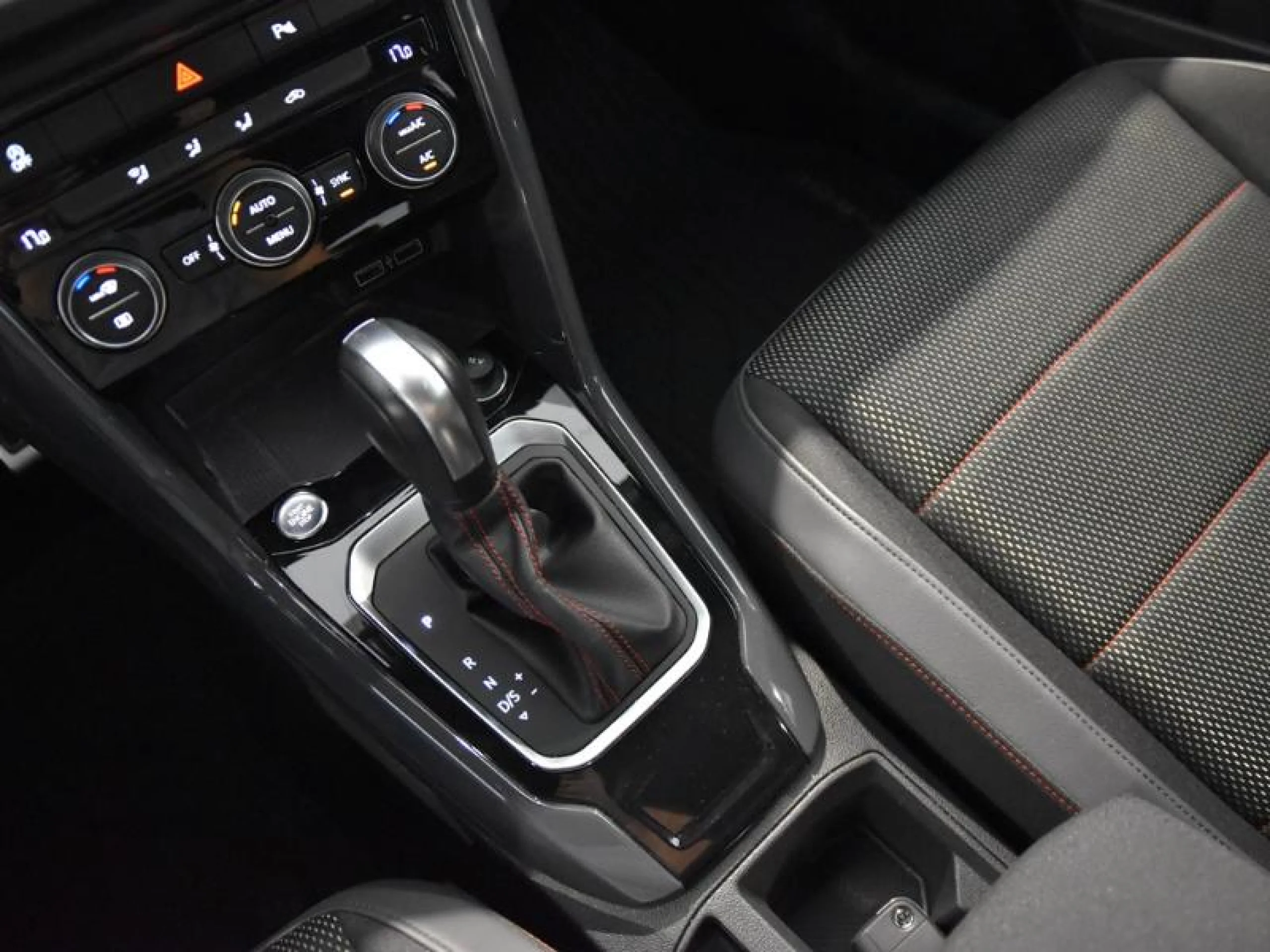 VOLKSWAGEN T ROC SPORT 1.5 TSI 110KW (150CV) DSG - Foto 10