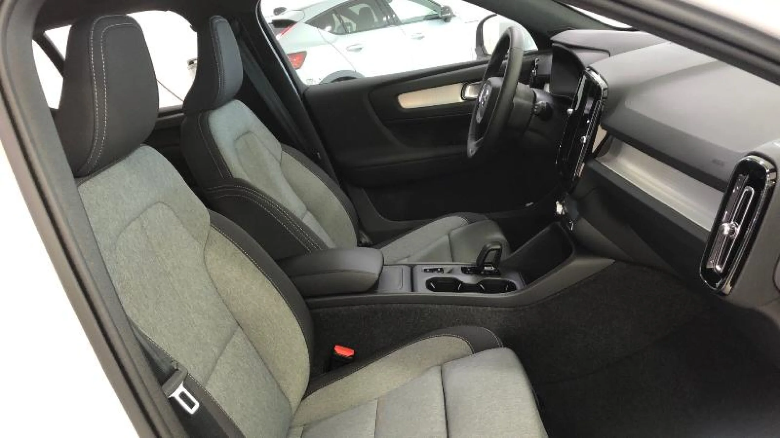 VOLVO XC40 2.0 B3 G CORE AUTO - Foto 8