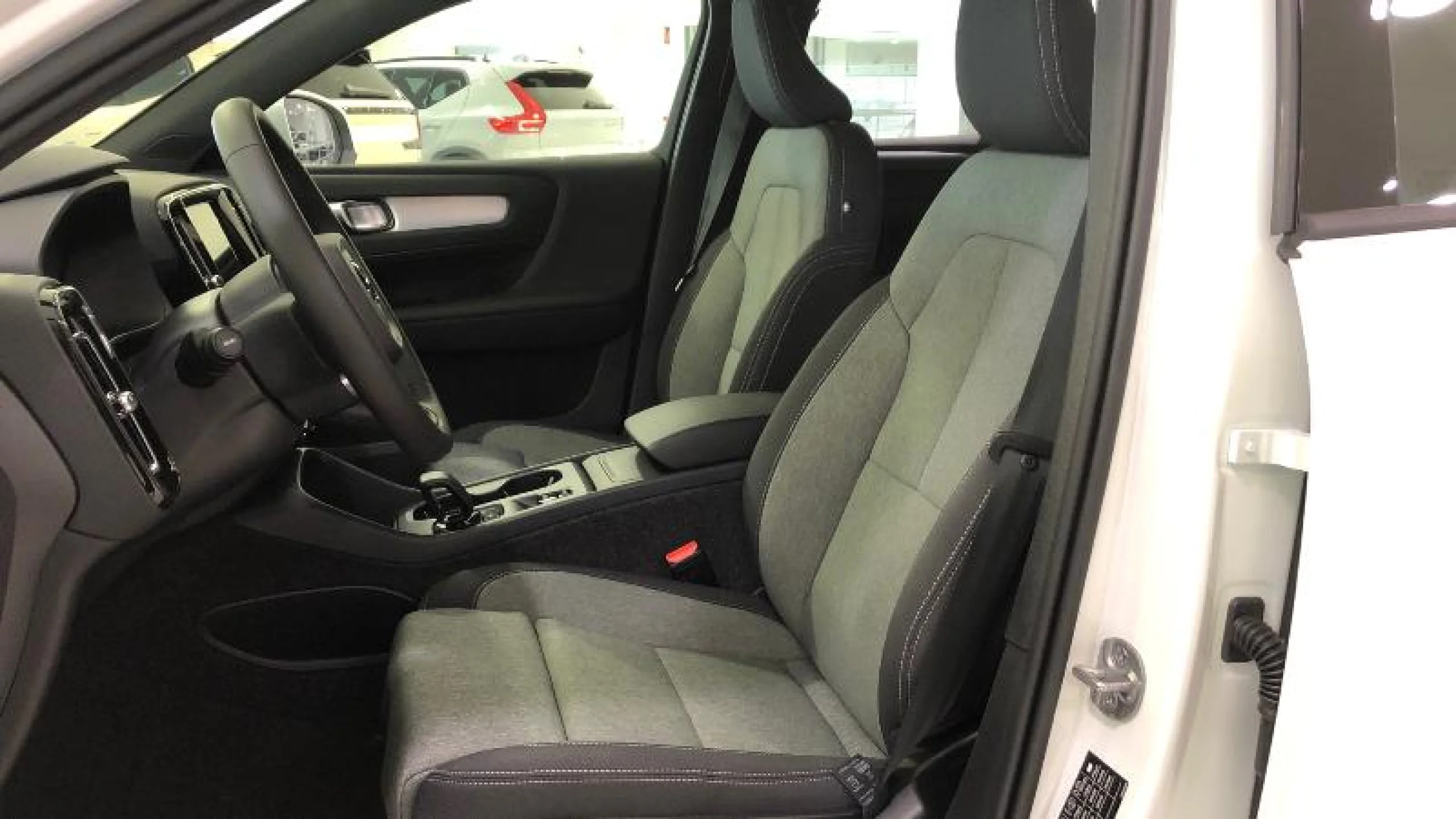 VOLVO XC40 2.0 B3 G CORE AUTO - Foto 9