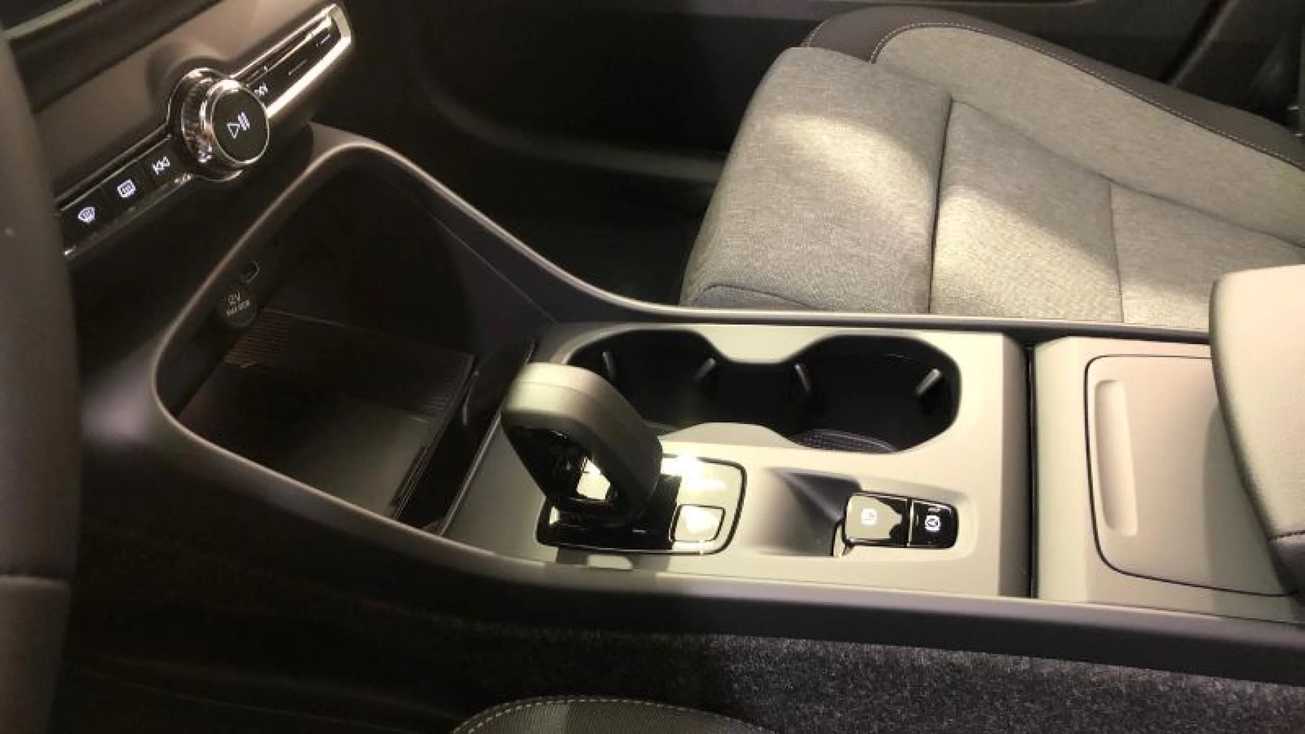 VOLVO XC40 2.0 B3 G CORE AUTO - Foto 16