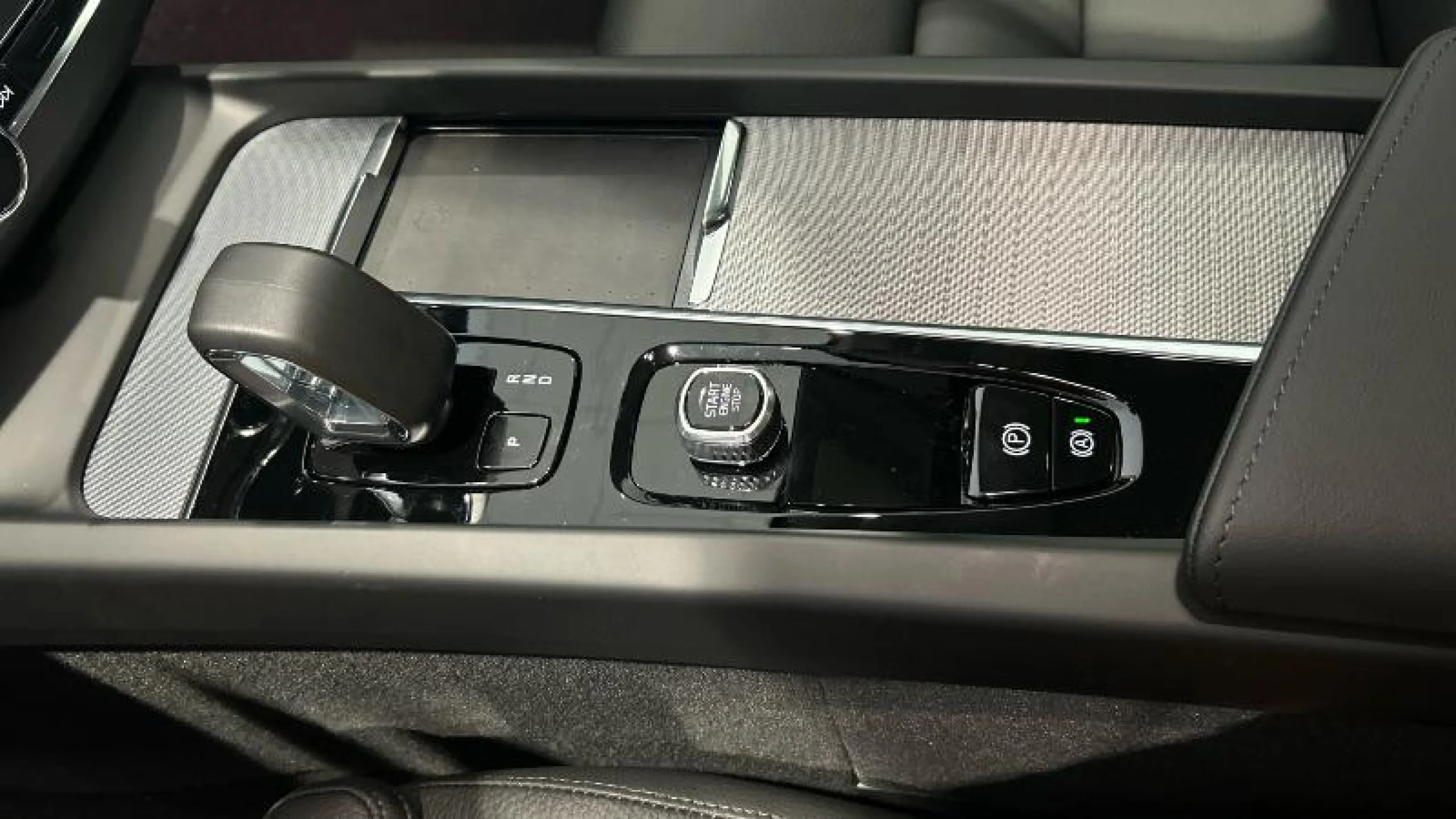 VOLVO XC60 2.0 B5 G AWD PLUS DARK AUTO - Foto 16