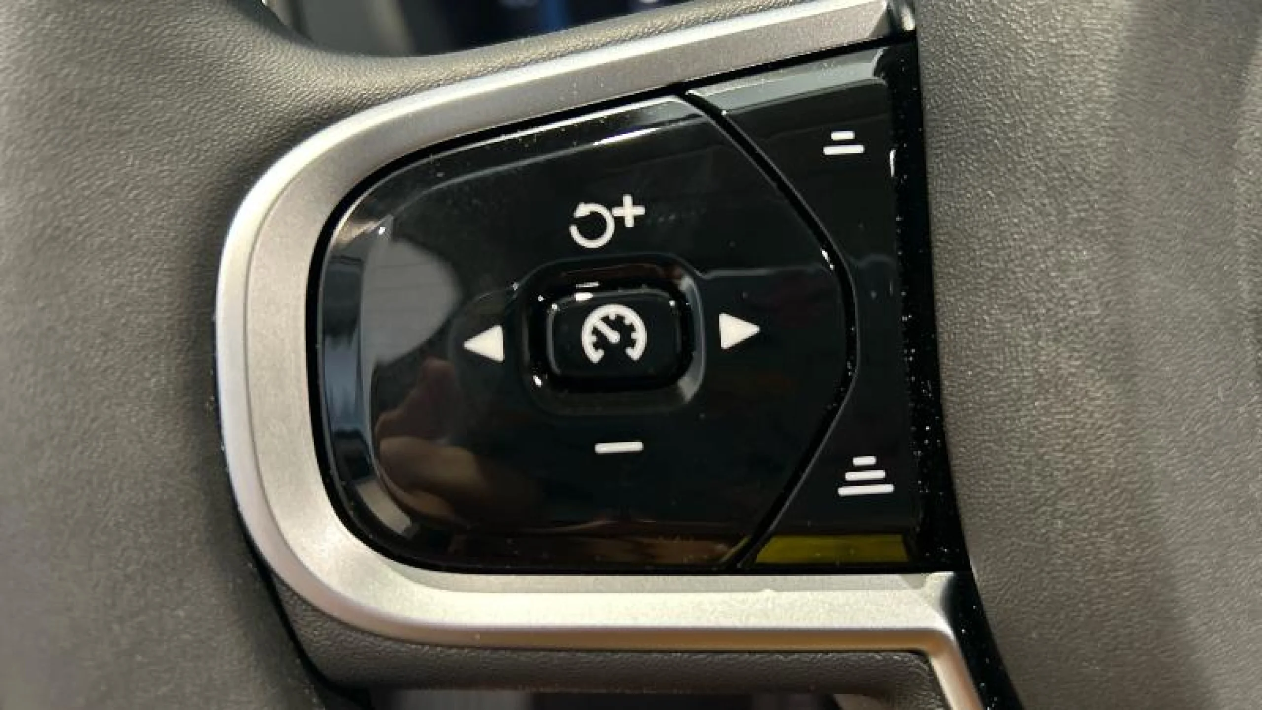 VOLVO XC60 2.0 B5 G AWD PLUS DARK AUTO - Foto 17