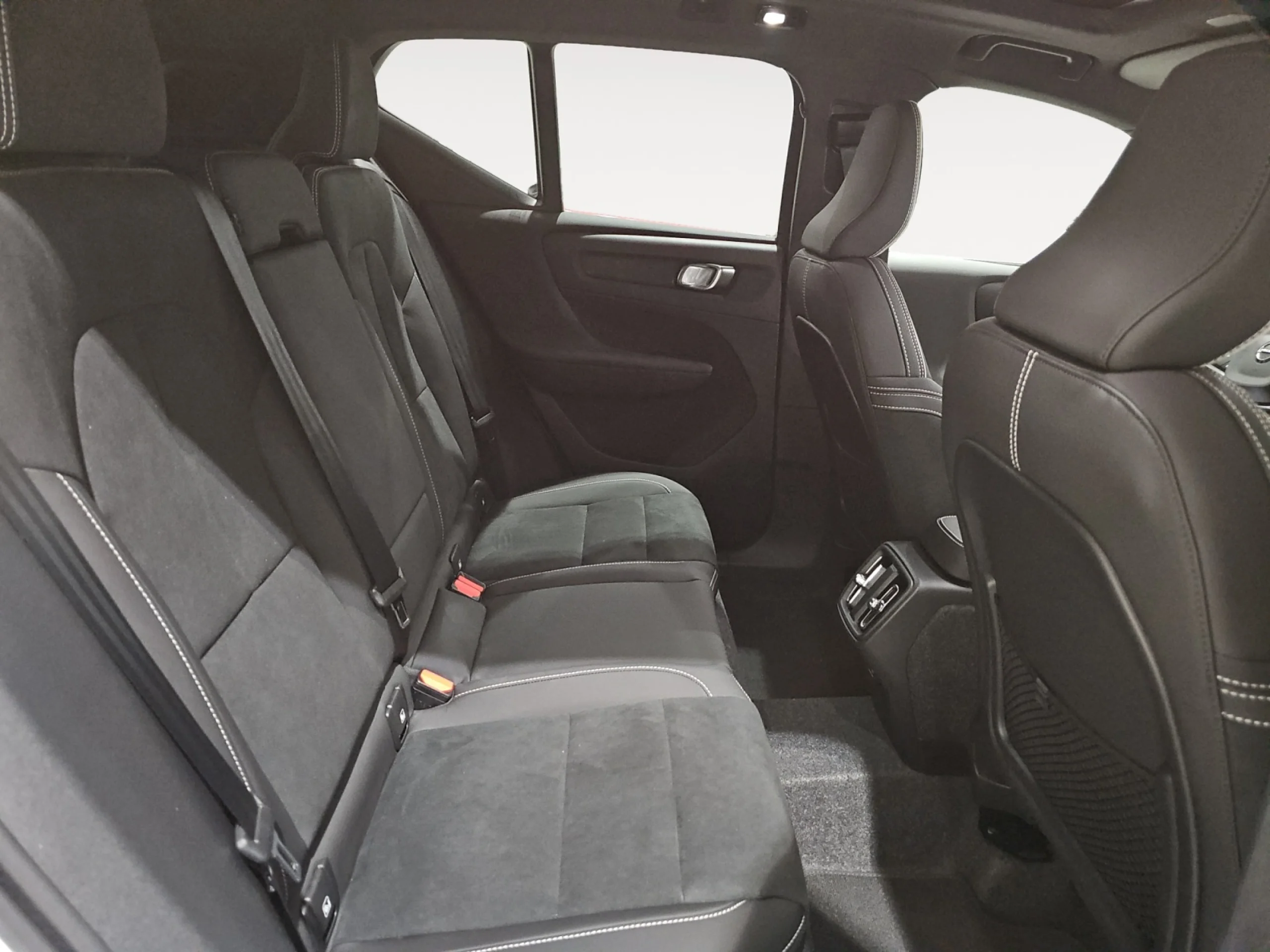 VOLVO XC40 2.0 B4 G BLACK EDITION ULTRA AUTO - Foto 6