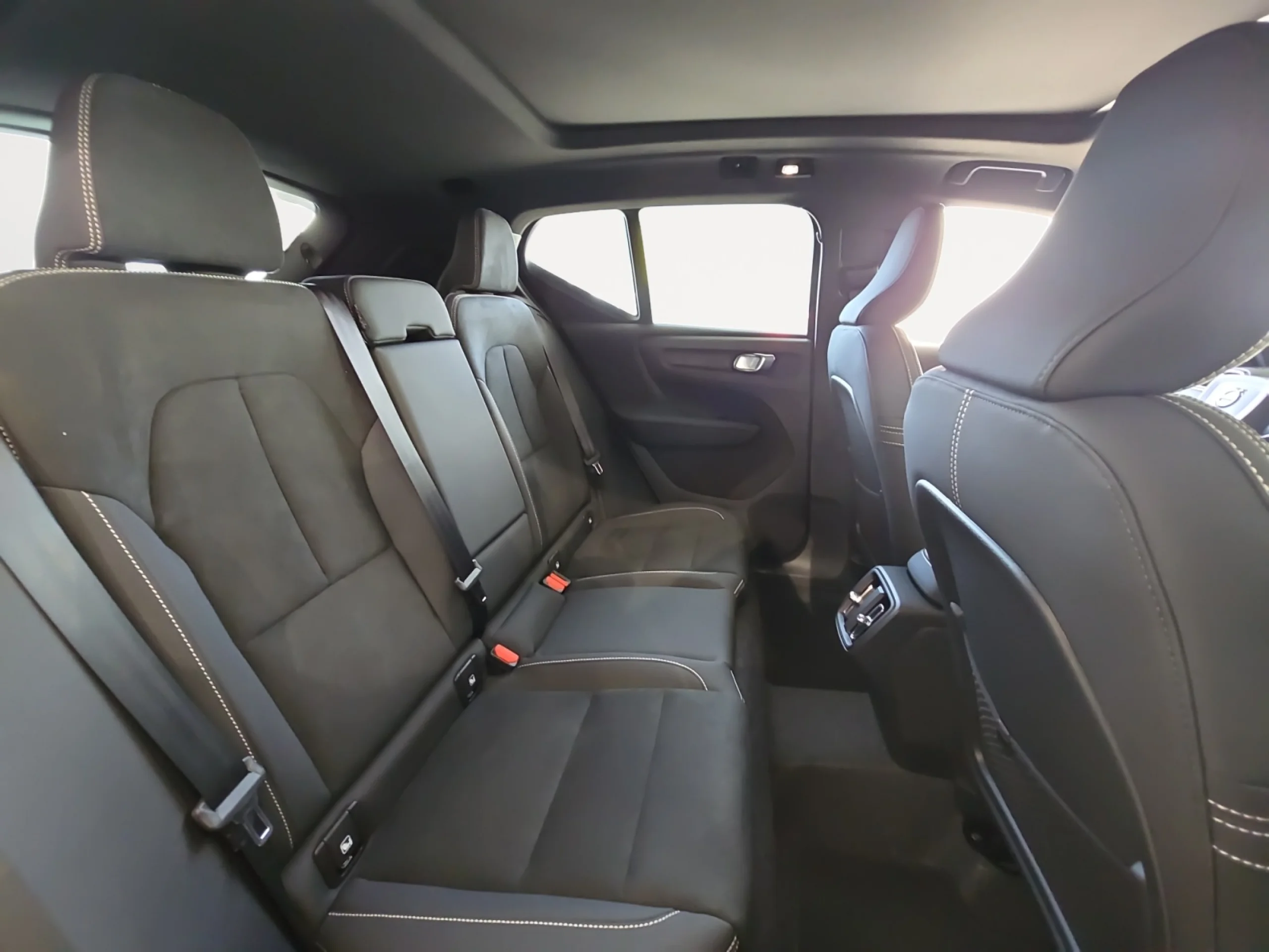 VOLVO XC40 2.0 B4 G BLACK EDITION ULTRA AUTO - Foto 6