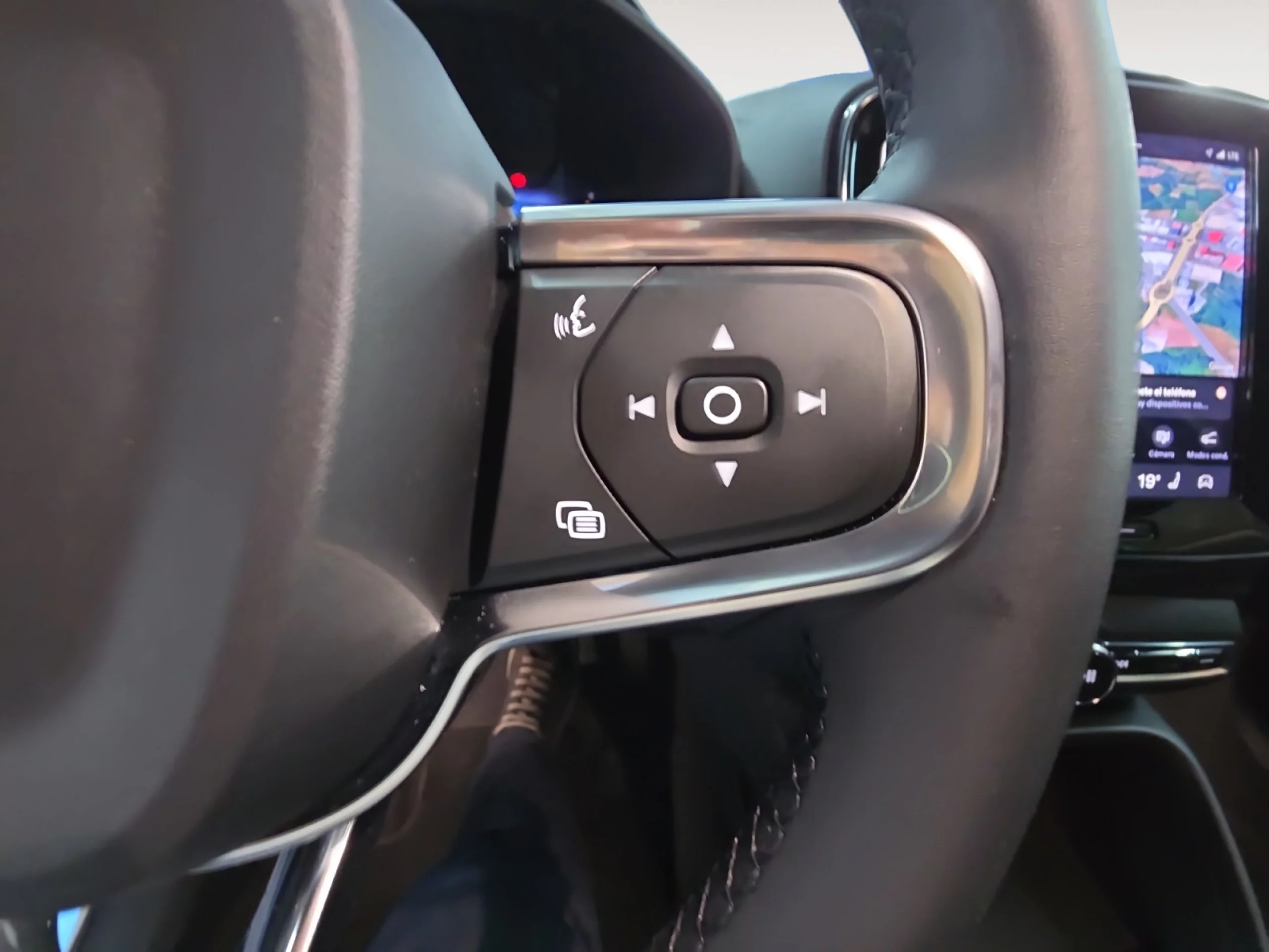 VOLVO XC40 2.0 B3 G PLUS DARK AUTO - Foto 13