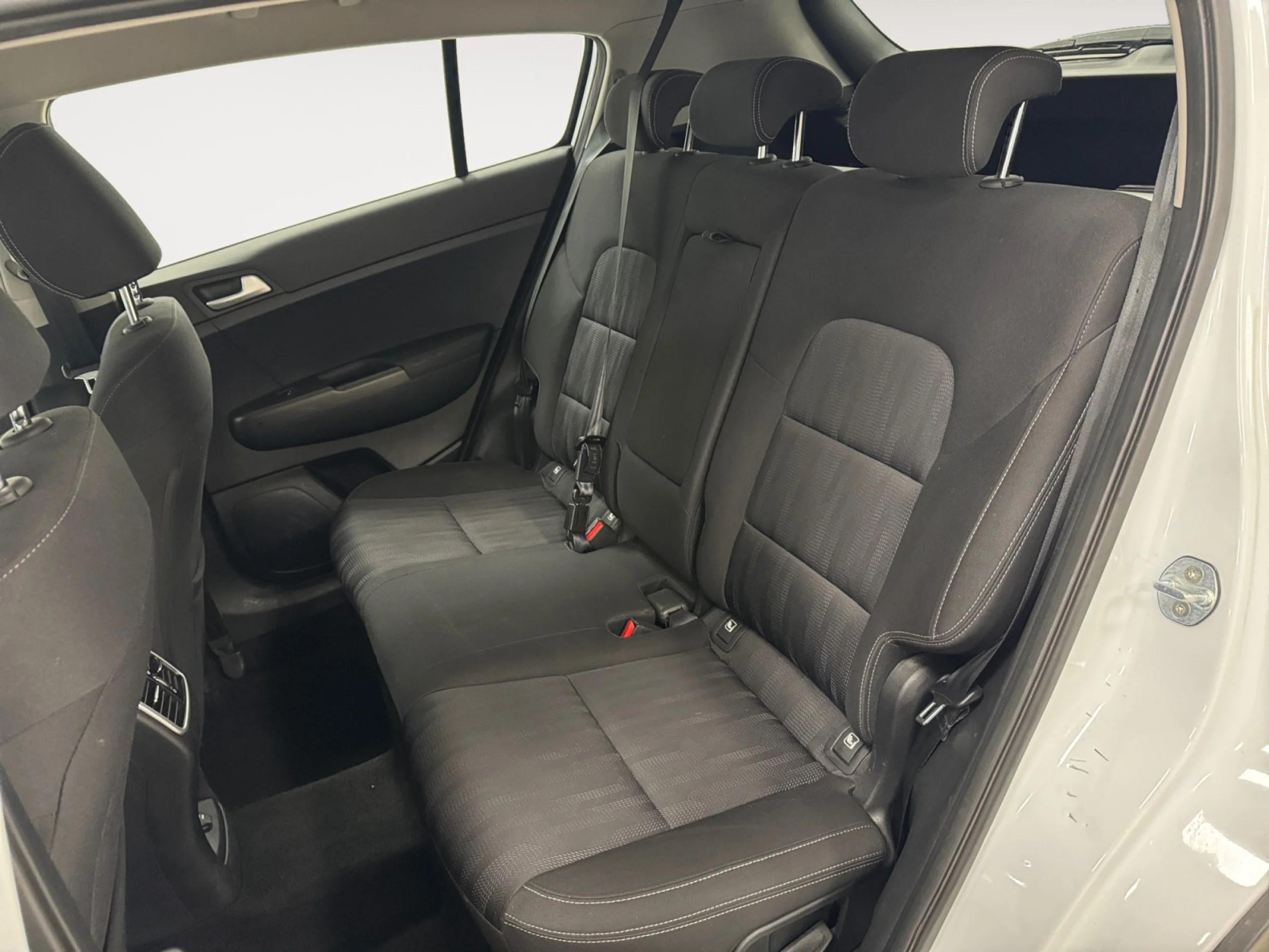 KIA SPORTAGE 1.6 MHEV BUSINESS 100KW (136CV) 4X4 - Foto 6