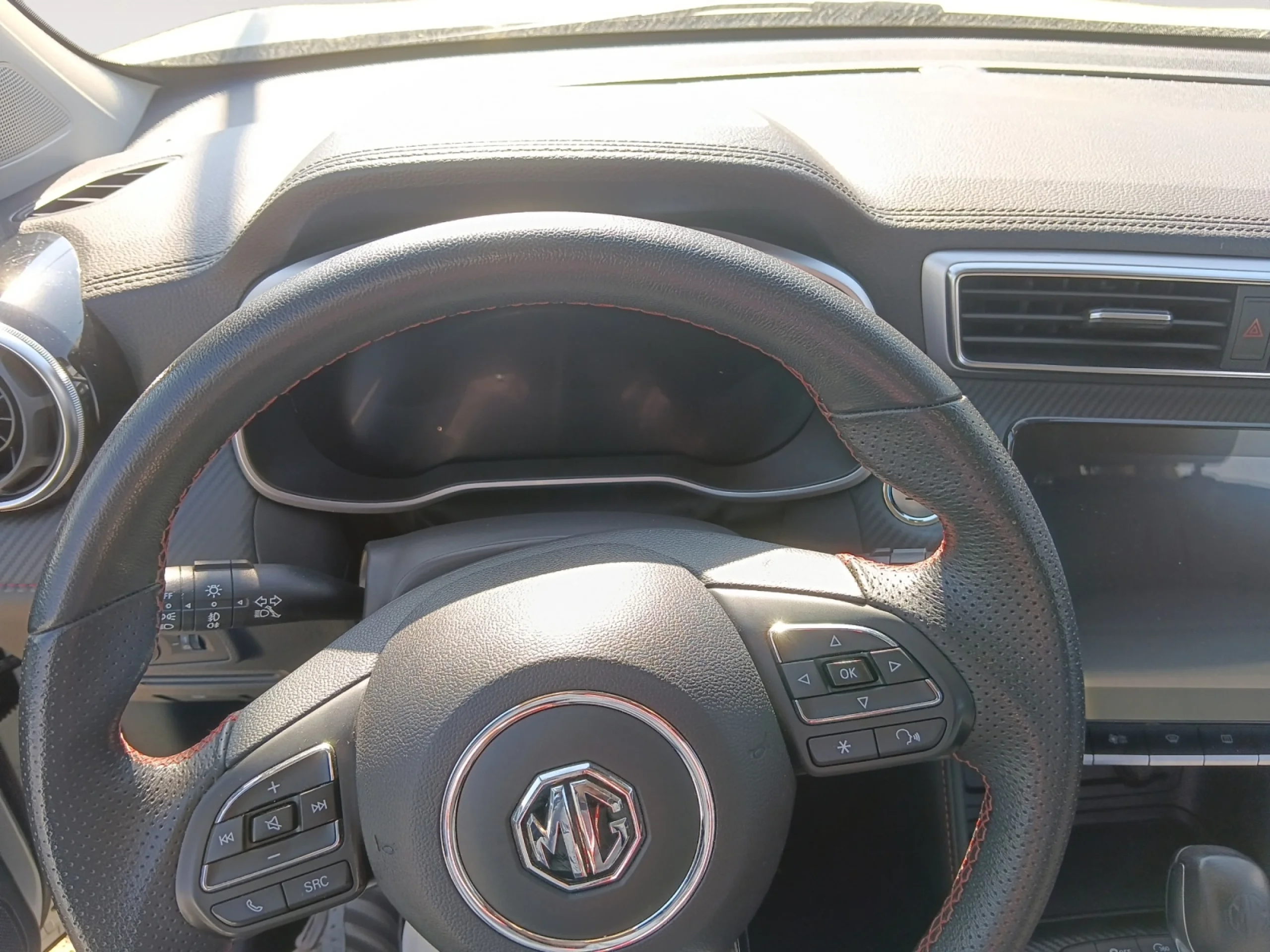 MG Zs 1.0T LUXURY - Foto 7