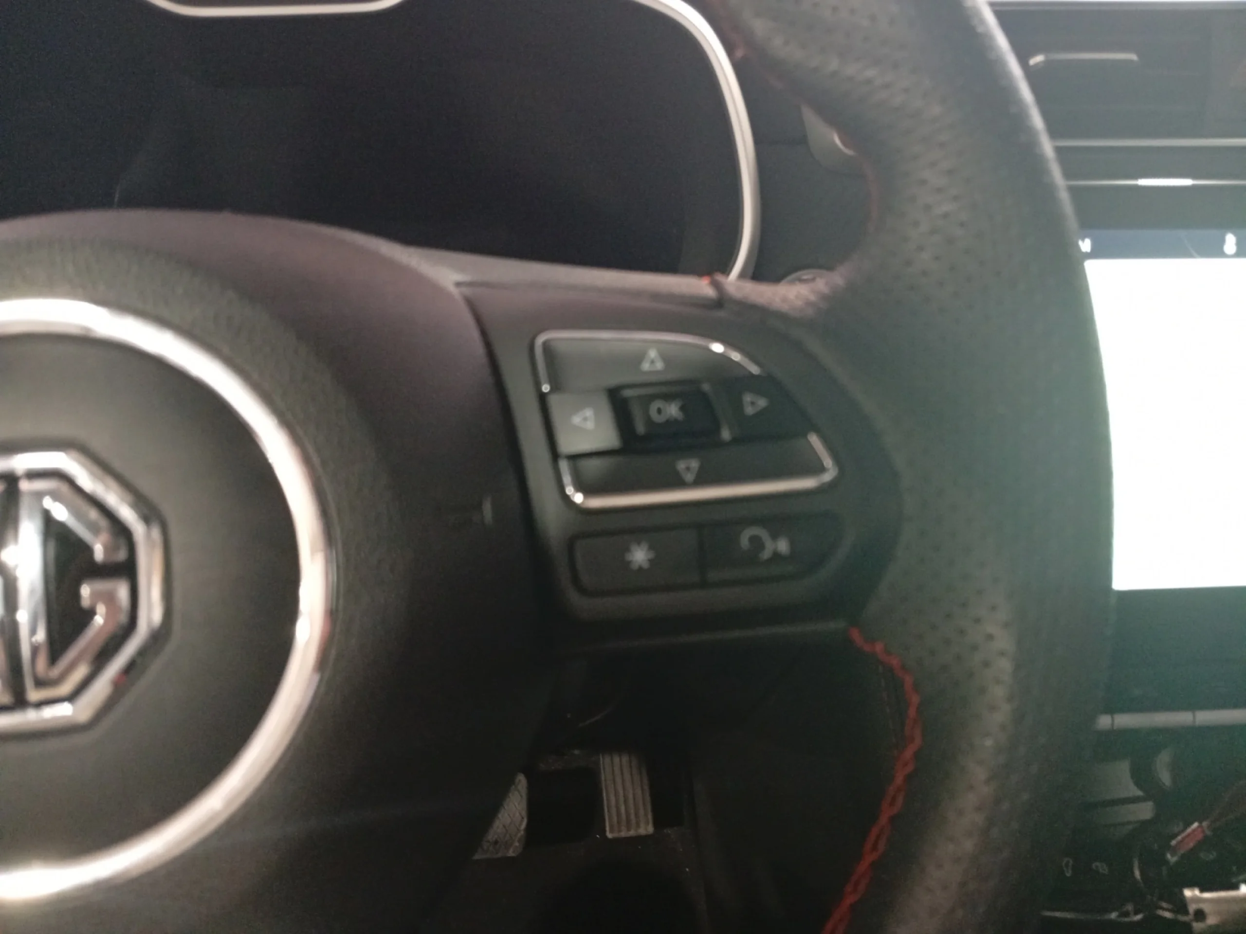 MG Zs 1.0T LUXURY - Foto 13