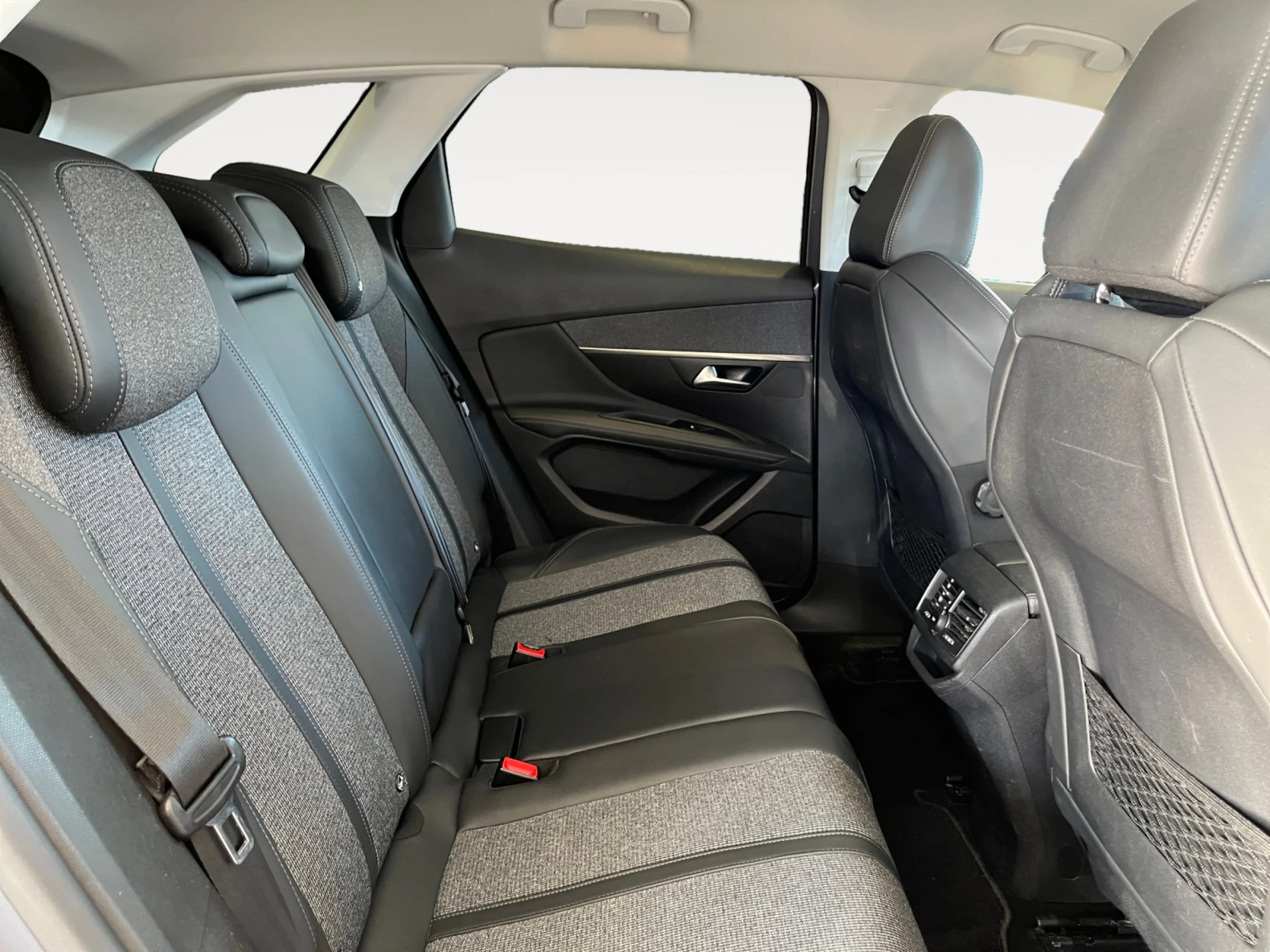 PEUGEOT 3008 1.5 BLUEHDI 96KW (130CV) S&S ALLURE - Foto 6
