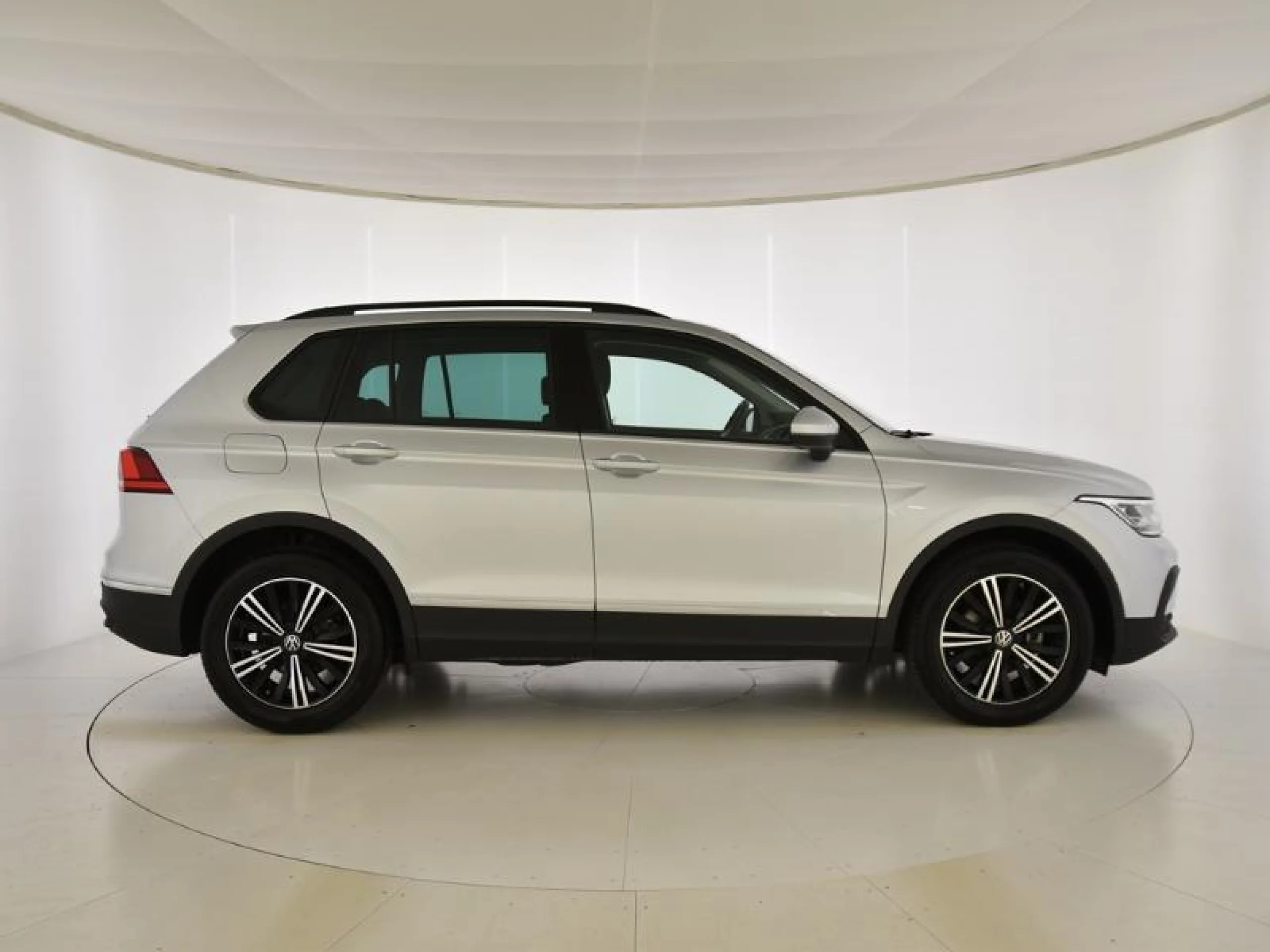 VOLKSWAGEN TIGUAN LIFE 2.0 TDI 110KW (150CV) DSG - Foto 3