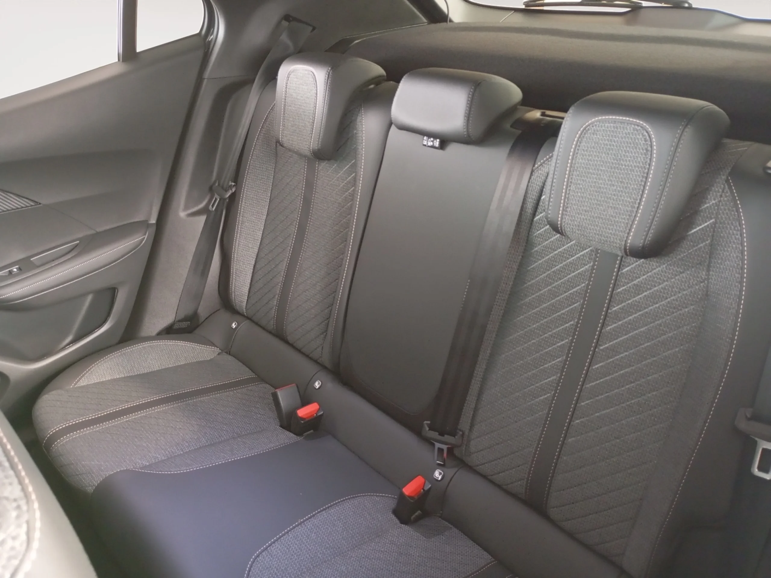PEUGEOT 2008 N2008 ALLURE HYBRID 145 EDCS6 - Foto 6