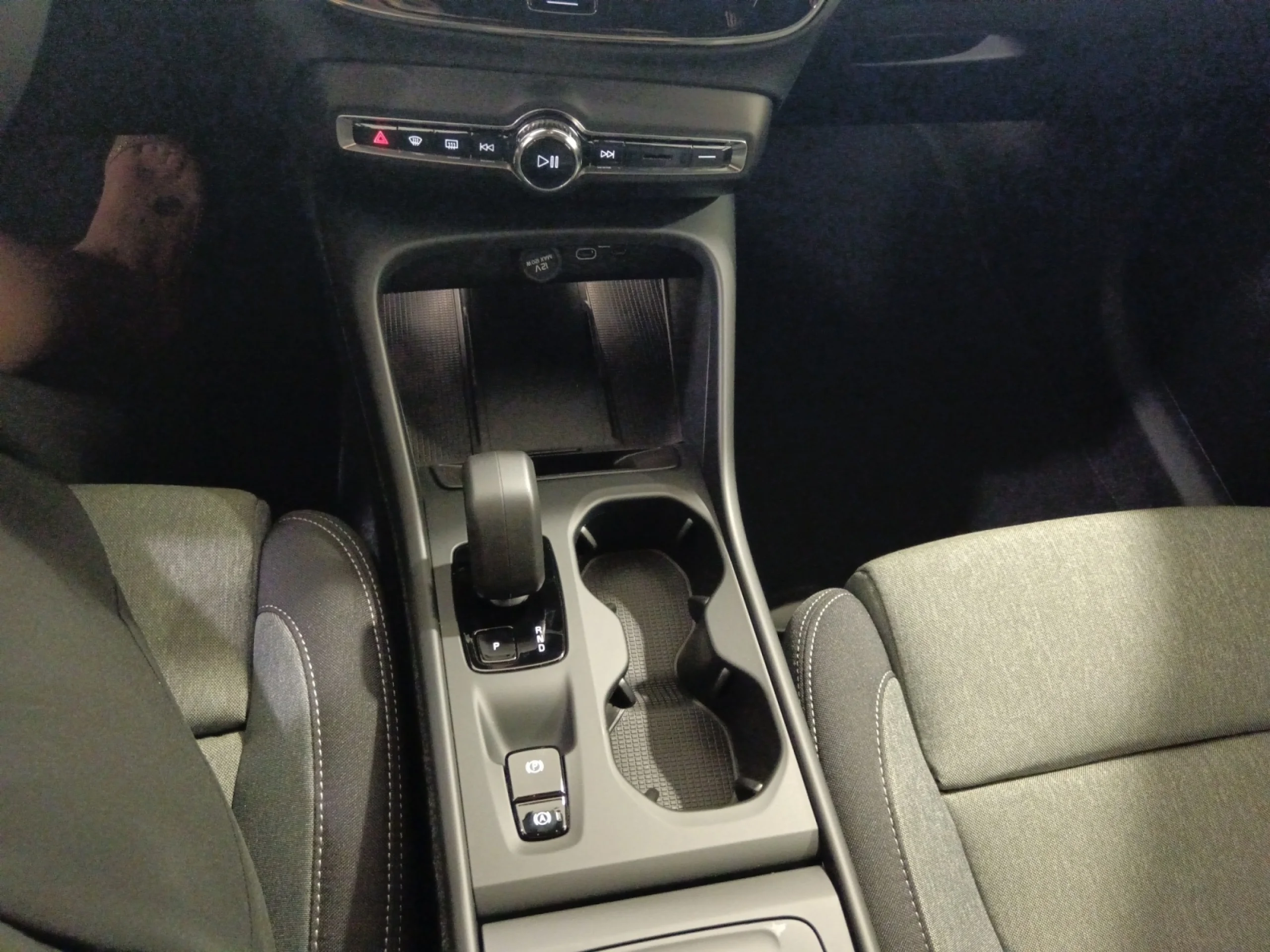 VOLVO XC40 2.0 B3 G CORE AUTO - Foto 11