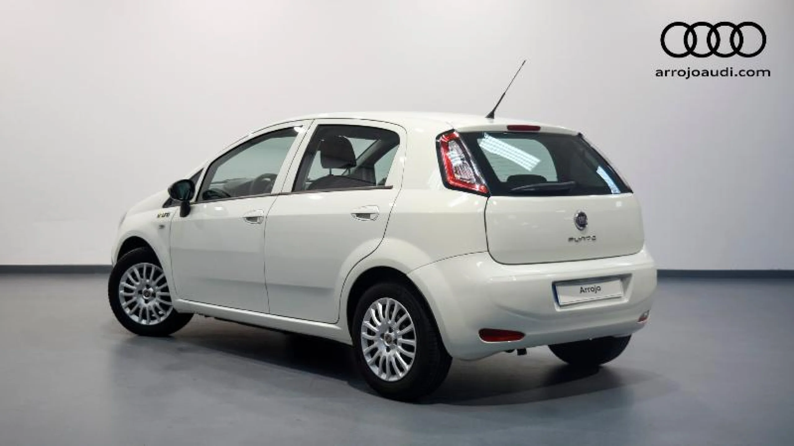 FIAT Punto 1.2 8V YOUNG 69 CV S&S GASOLINA - Foto 2