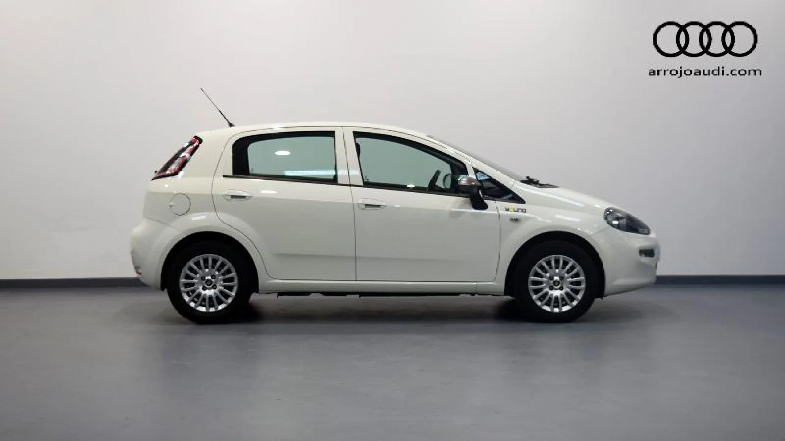 FIAT Punto 1.2 8V YOUNG 69 CV S&S GASOLINA - Foto 3